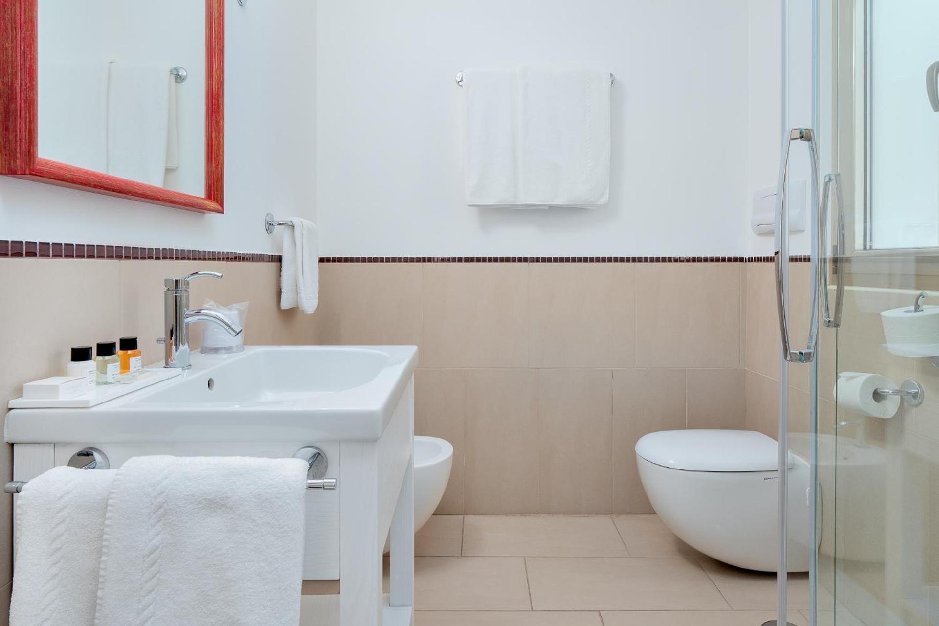 Classic Double or Twin Room with Side Sea View - Main Building - Photo 4