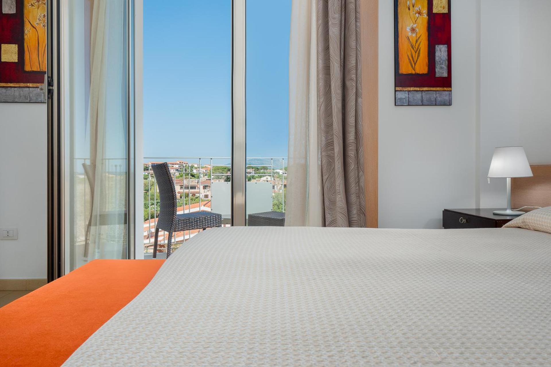 Classic Double or Twin Room with Side Sea View - Main Building - Photo 2