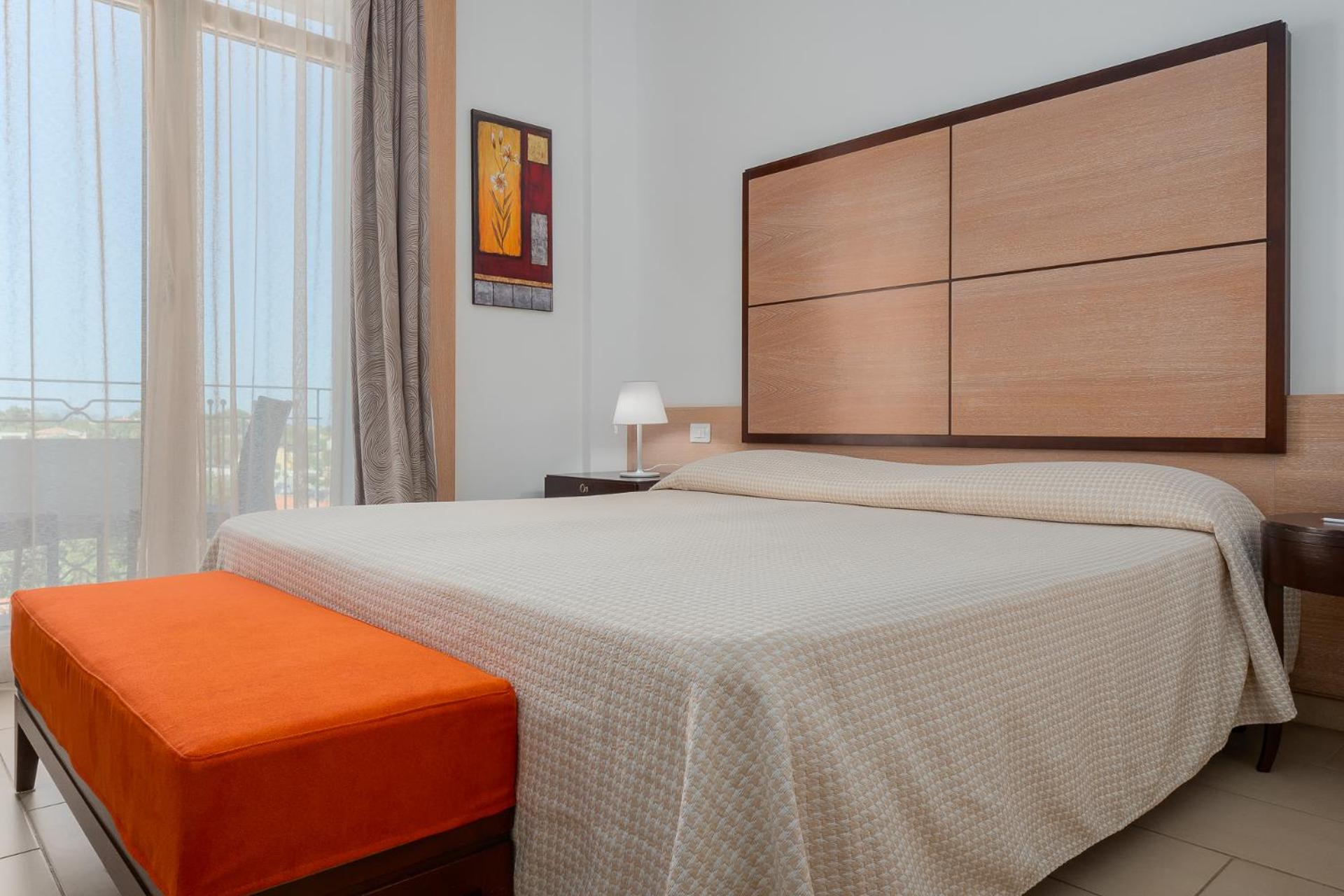 Classic Double or Twin Room with Side Sea View - Main Building - Photo 1
