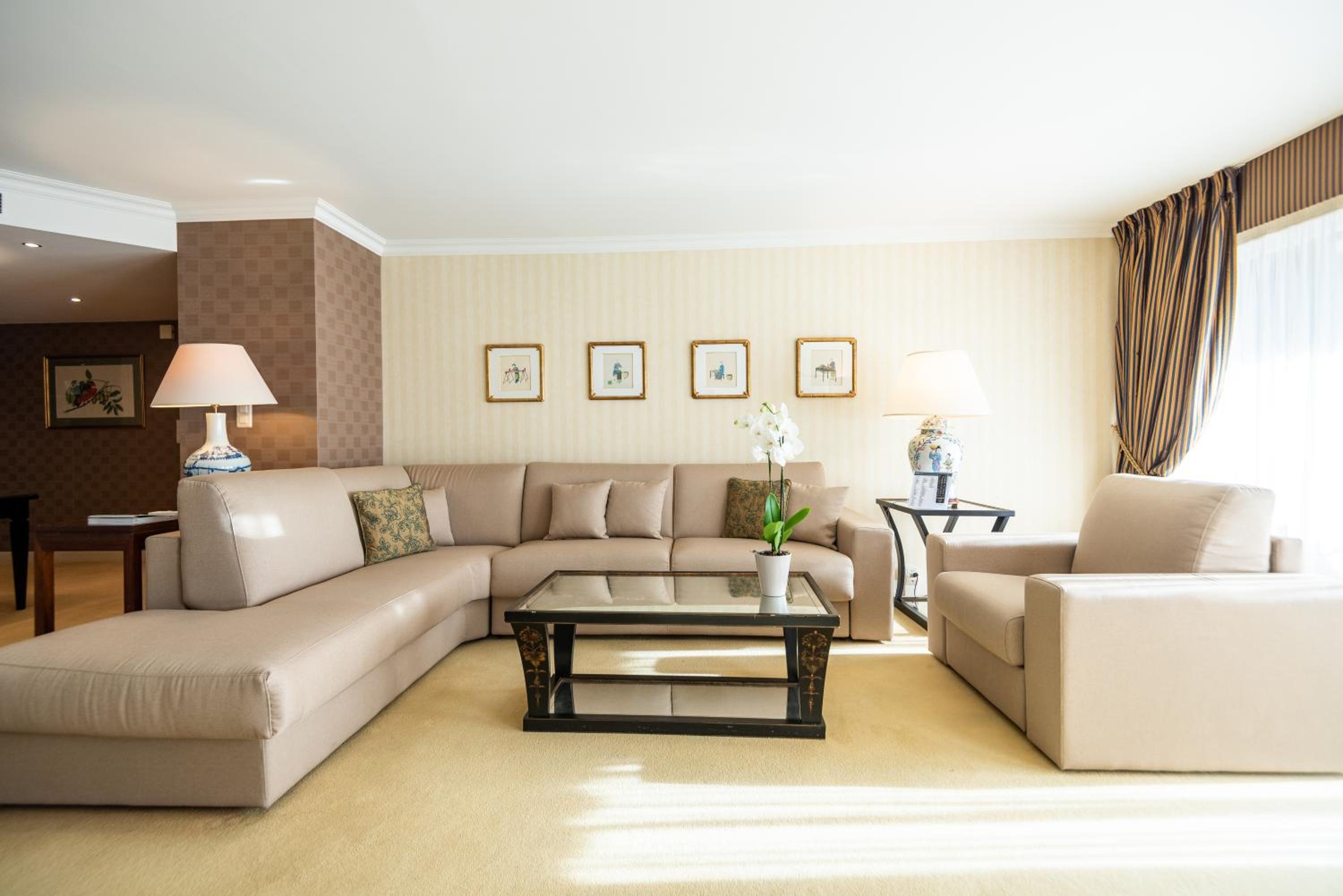 Executive Suite with Balcony and Lake View - Photo 2