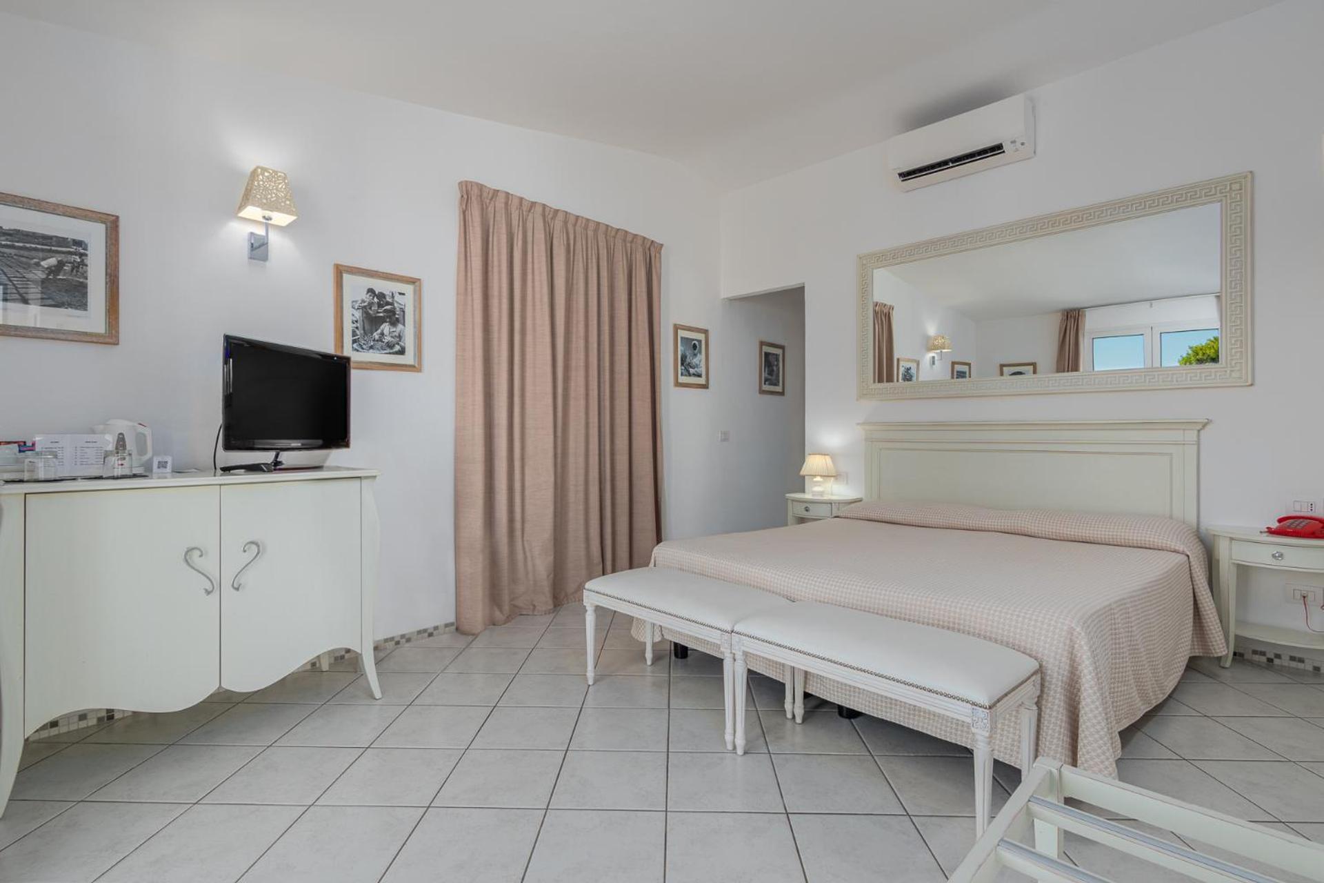 Deluxe Double or Twin Room with Sea View - Garden Sunbeds - Photo 1