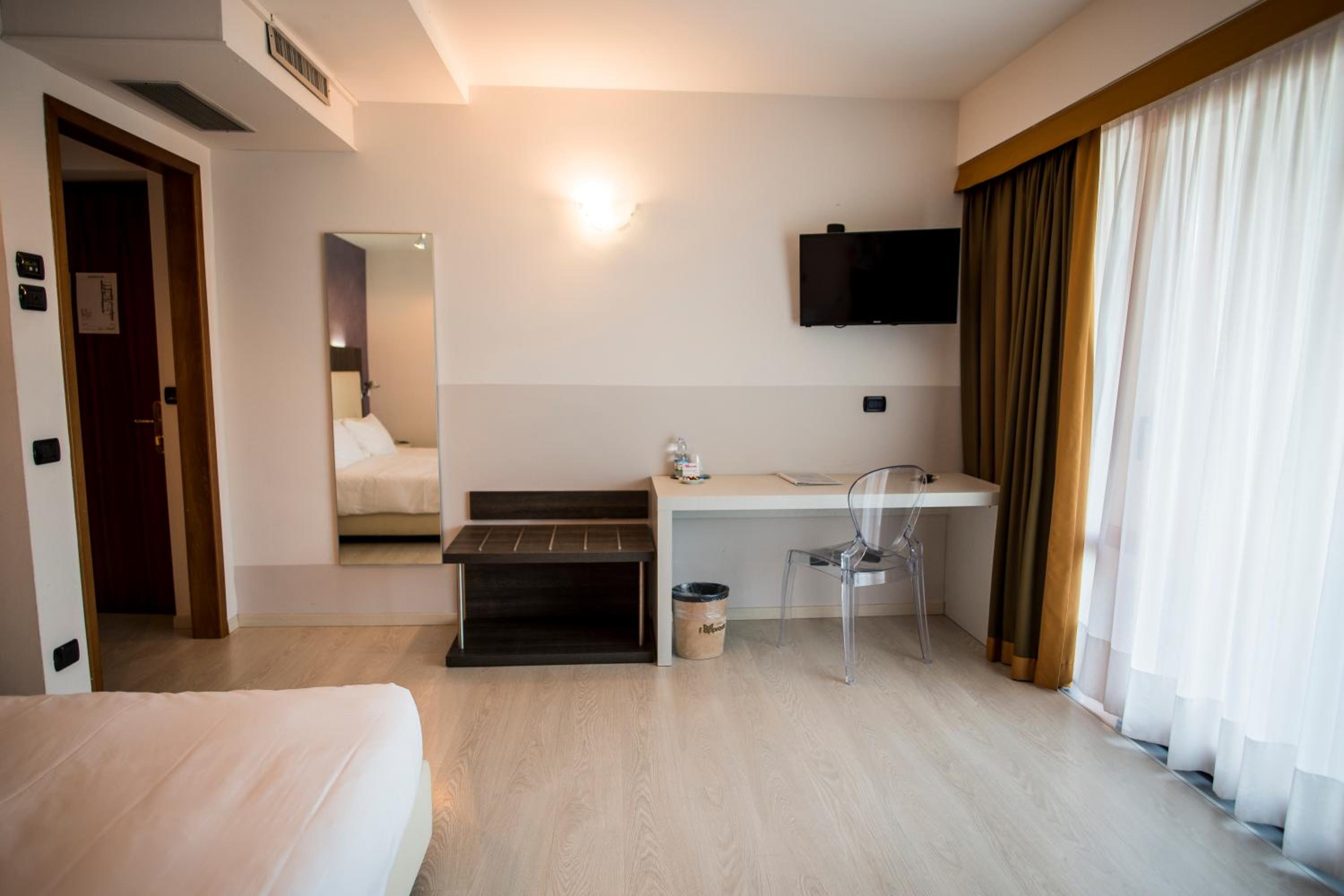 Double Room with Lake View - Photo 6