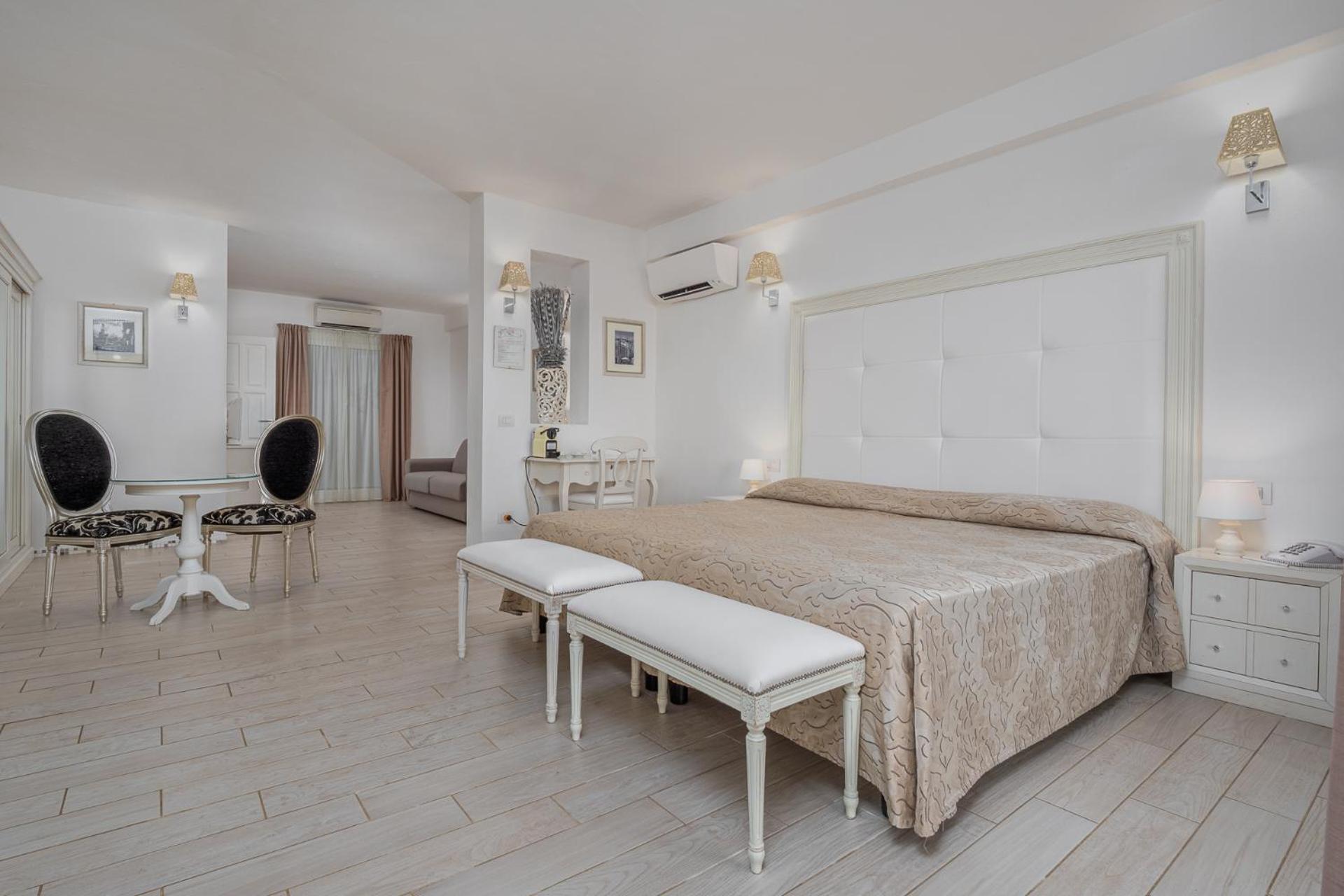 Sand Suite with Sea View - Beach Sunbeds