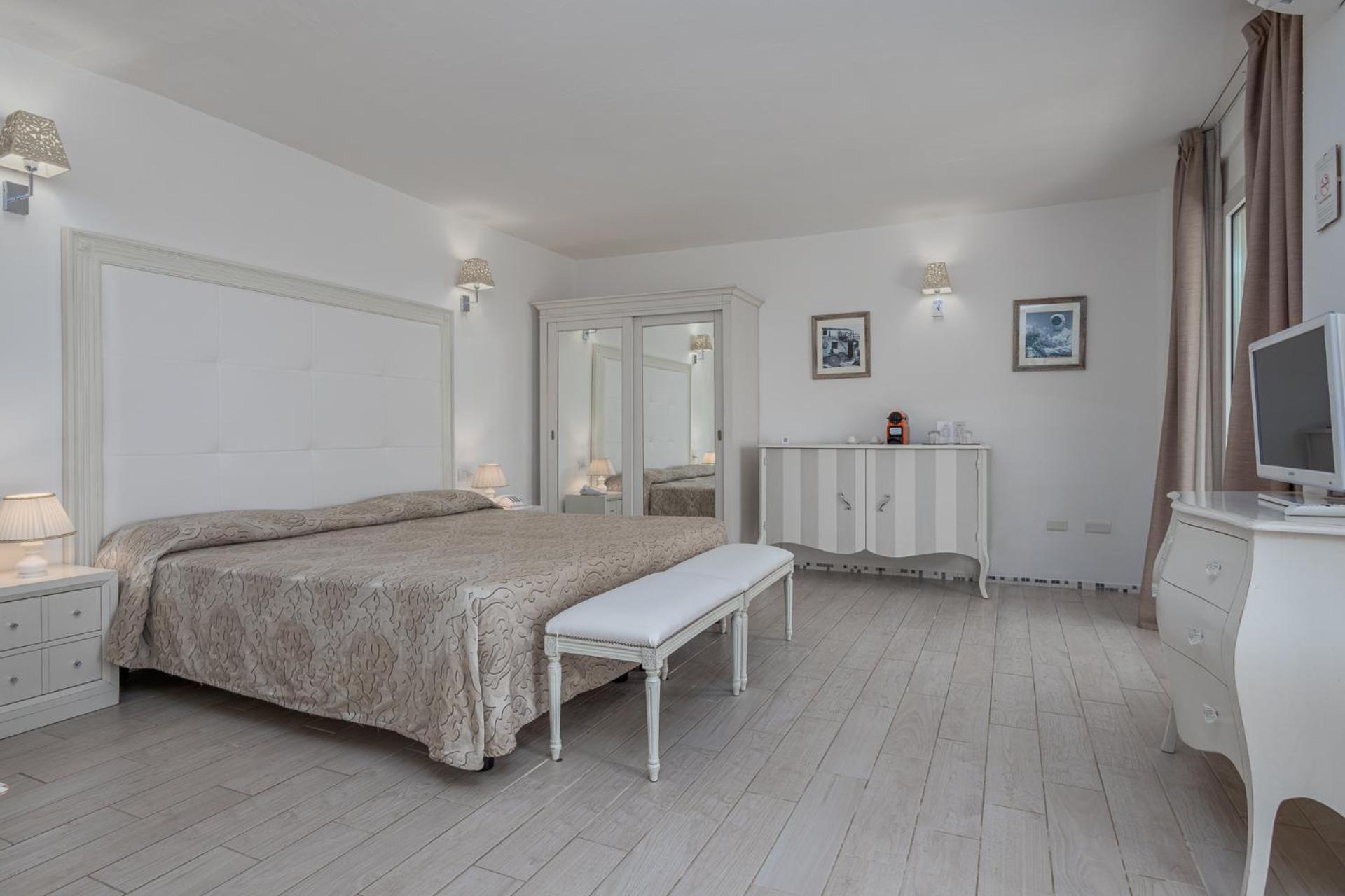 Rise Suite - Beach Sunbeds