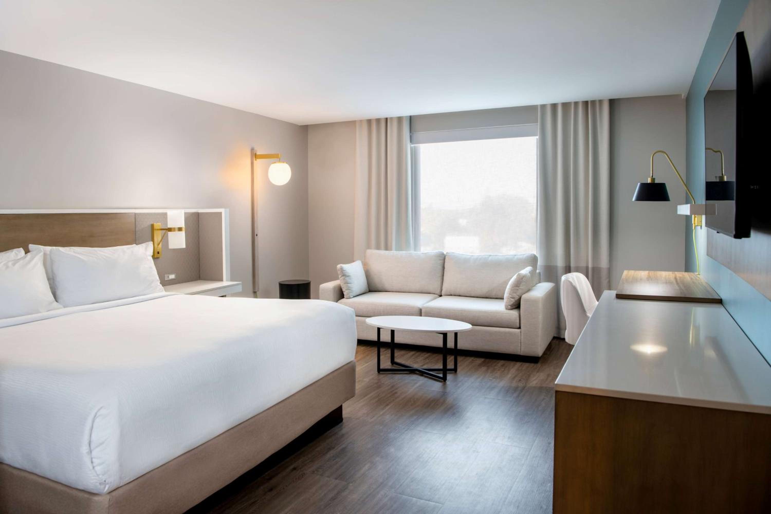 1 King Bed, Hearing Accessible Suite, Non-Smoking - Photo 1