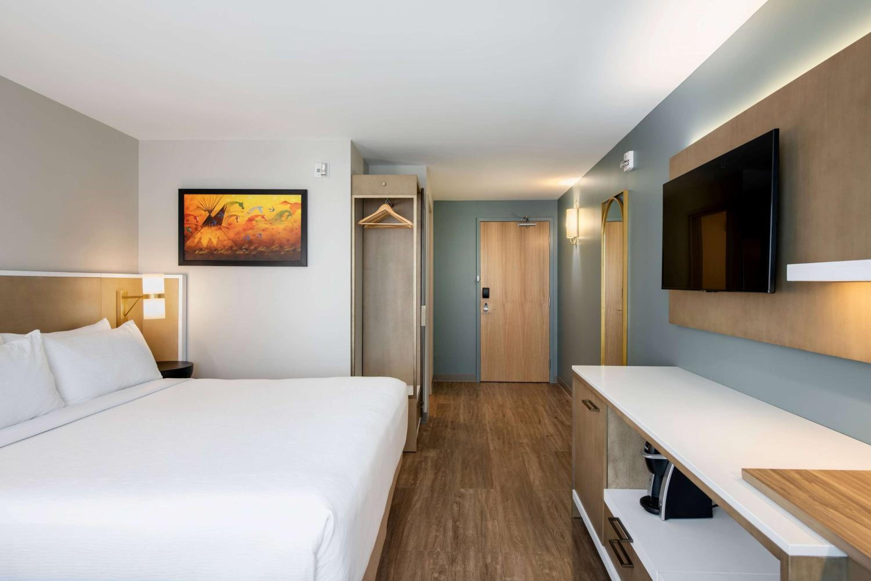 1 King Bed, Hearing Accessible Room, Non-Smoking - Photo 1
