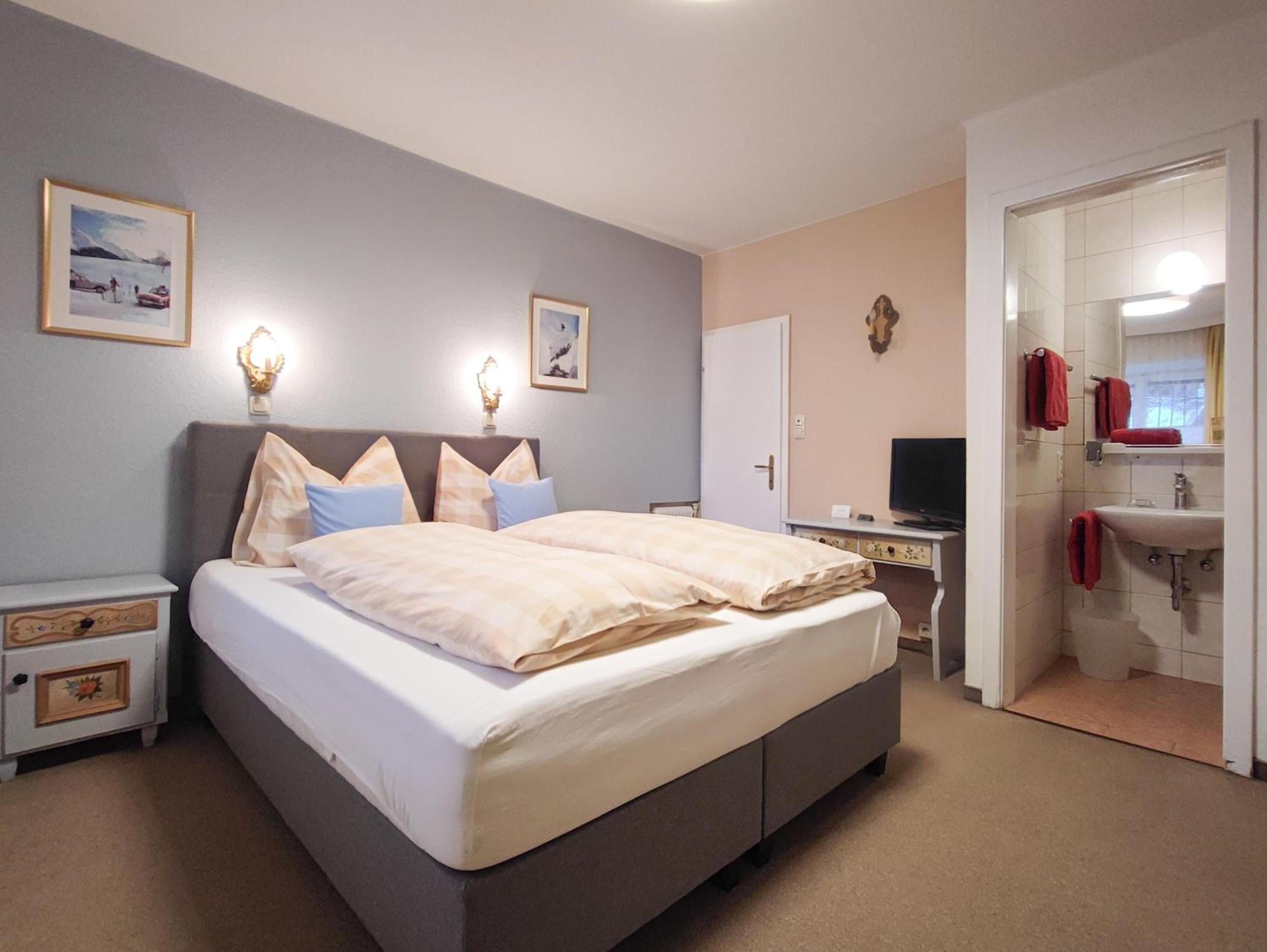 Double Room with Shower photo 2