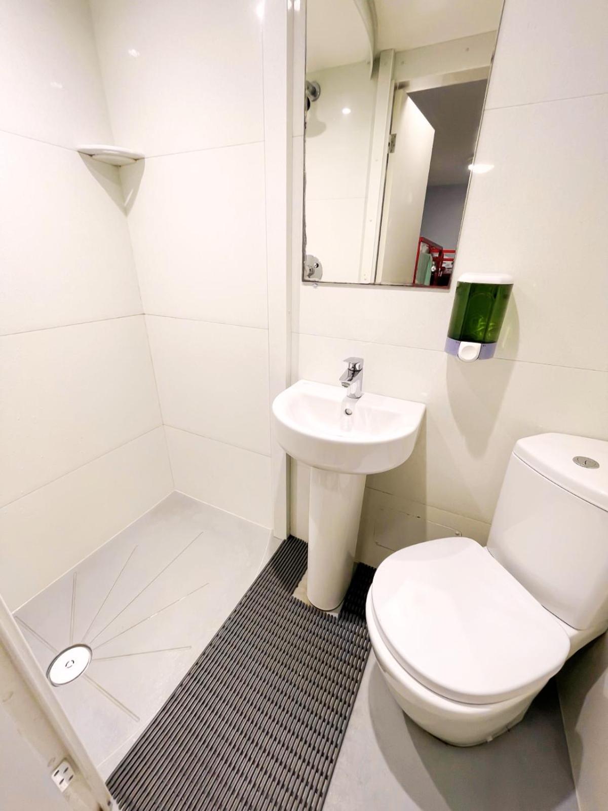 Bed in 4-Bed Mixed Dormitory Room Ensuite (18–40 years) photo 3
