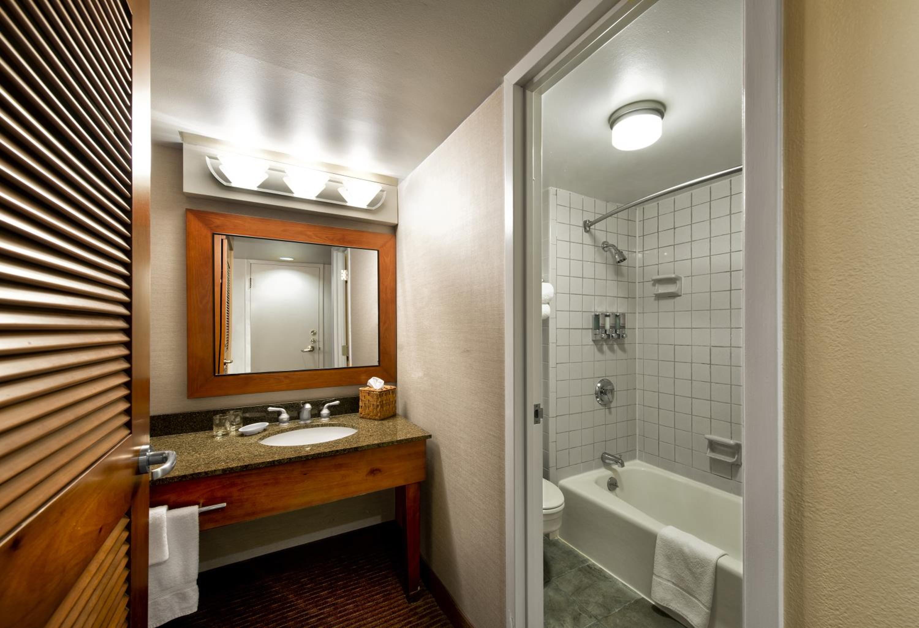 Deluxe King Room - Photo 2