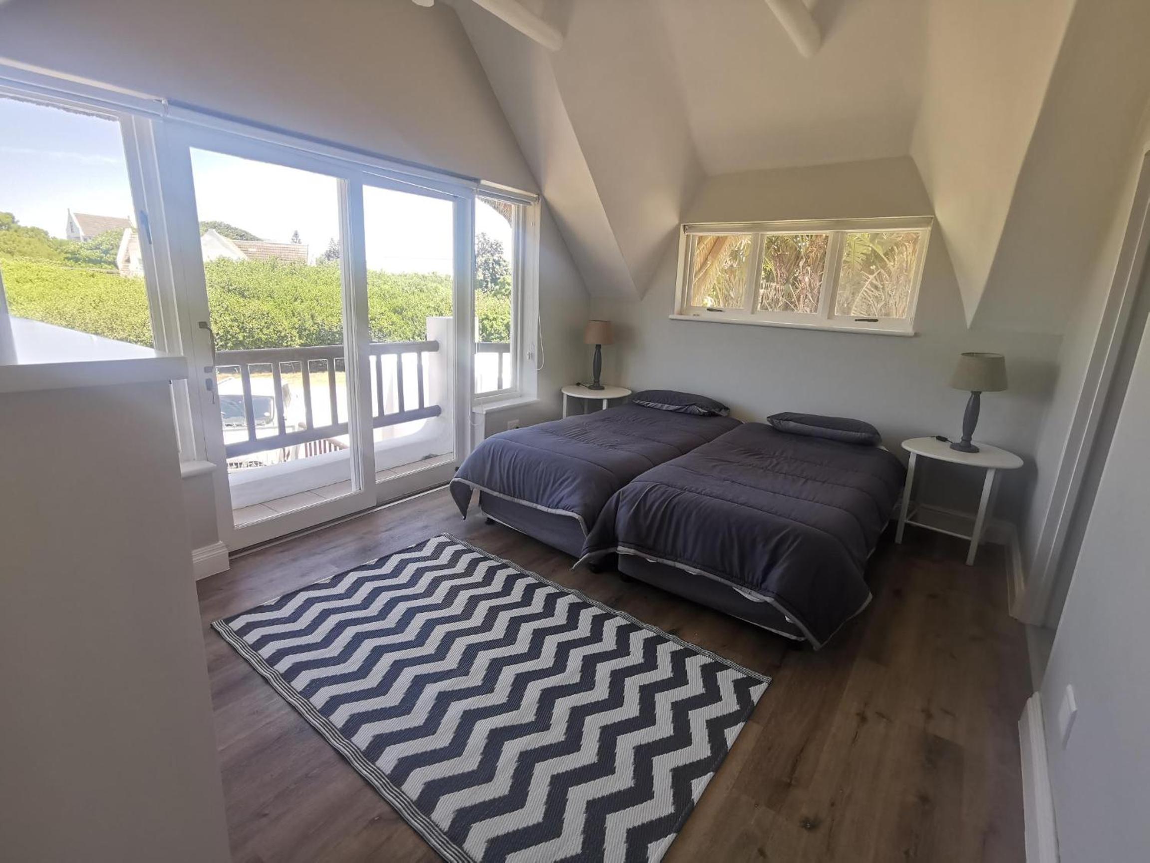 Six-Bedroom House photo 1