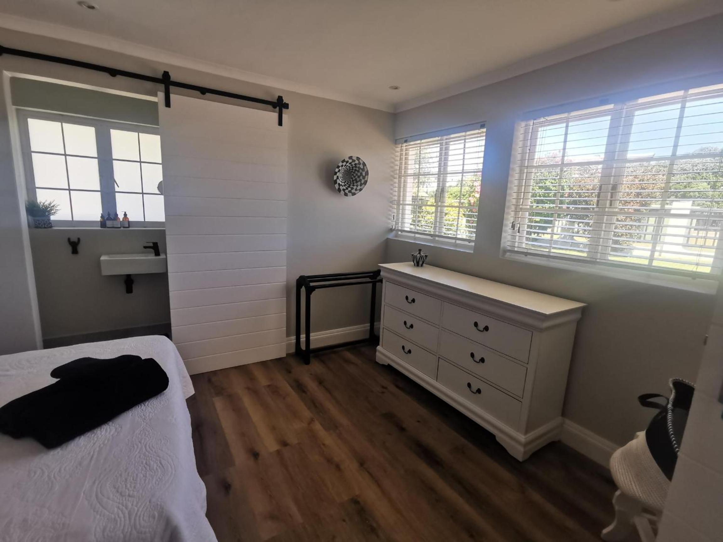 Six-Bedroom House photo 2