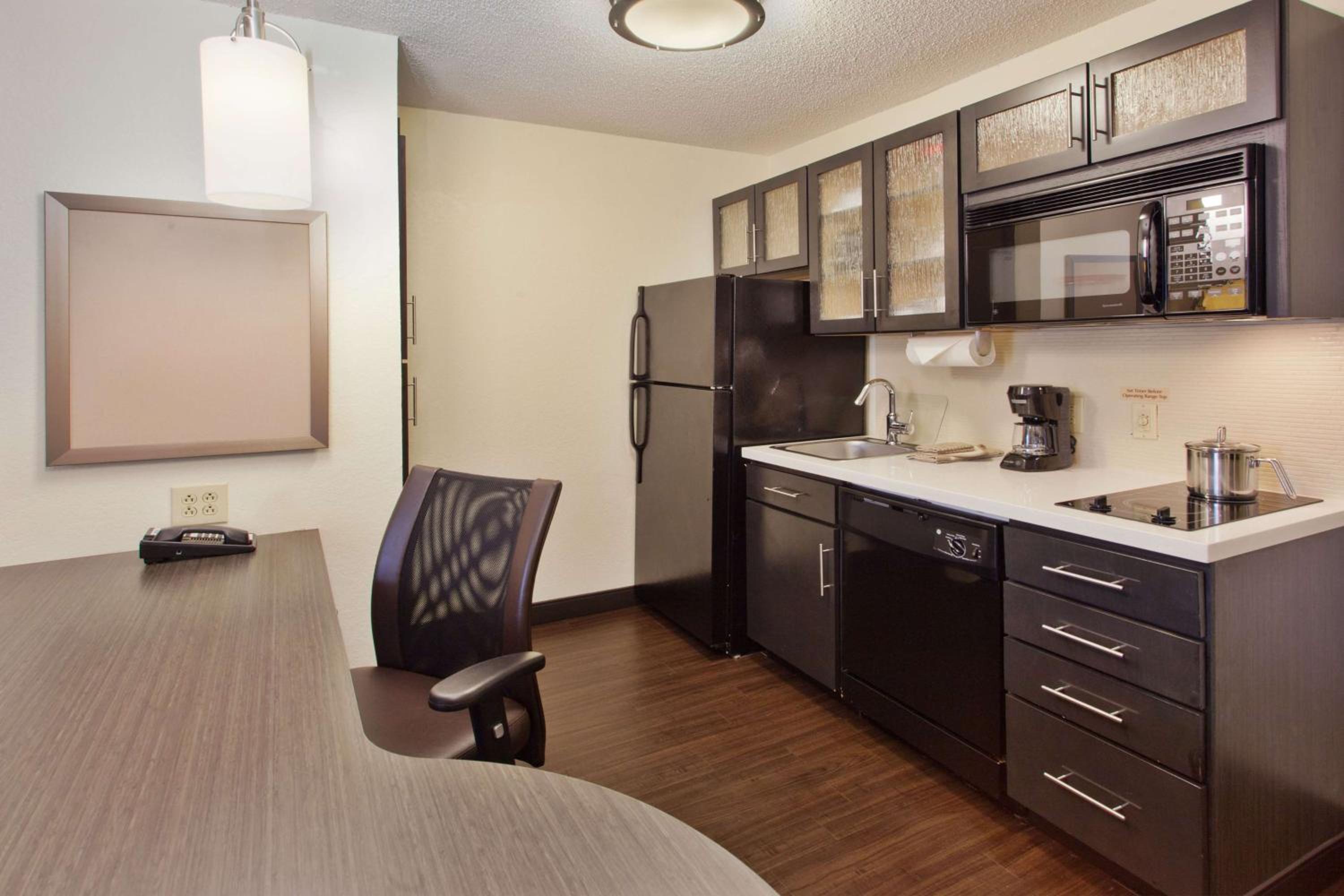 One-Bedroom Queen Suite - Photo 2
