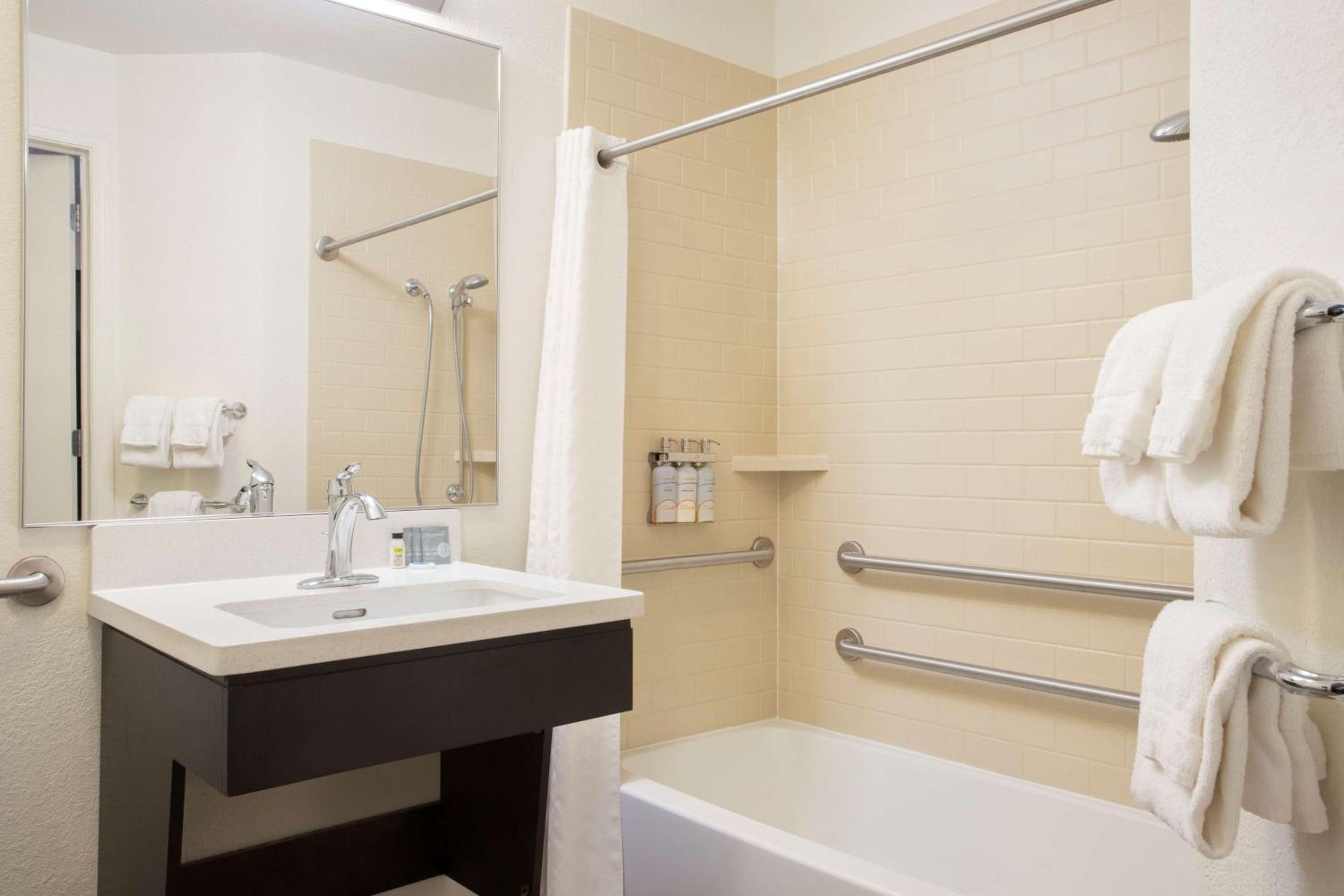 Studio Queen Suite with Bathtub - Mobility Accessible  - Photo 3