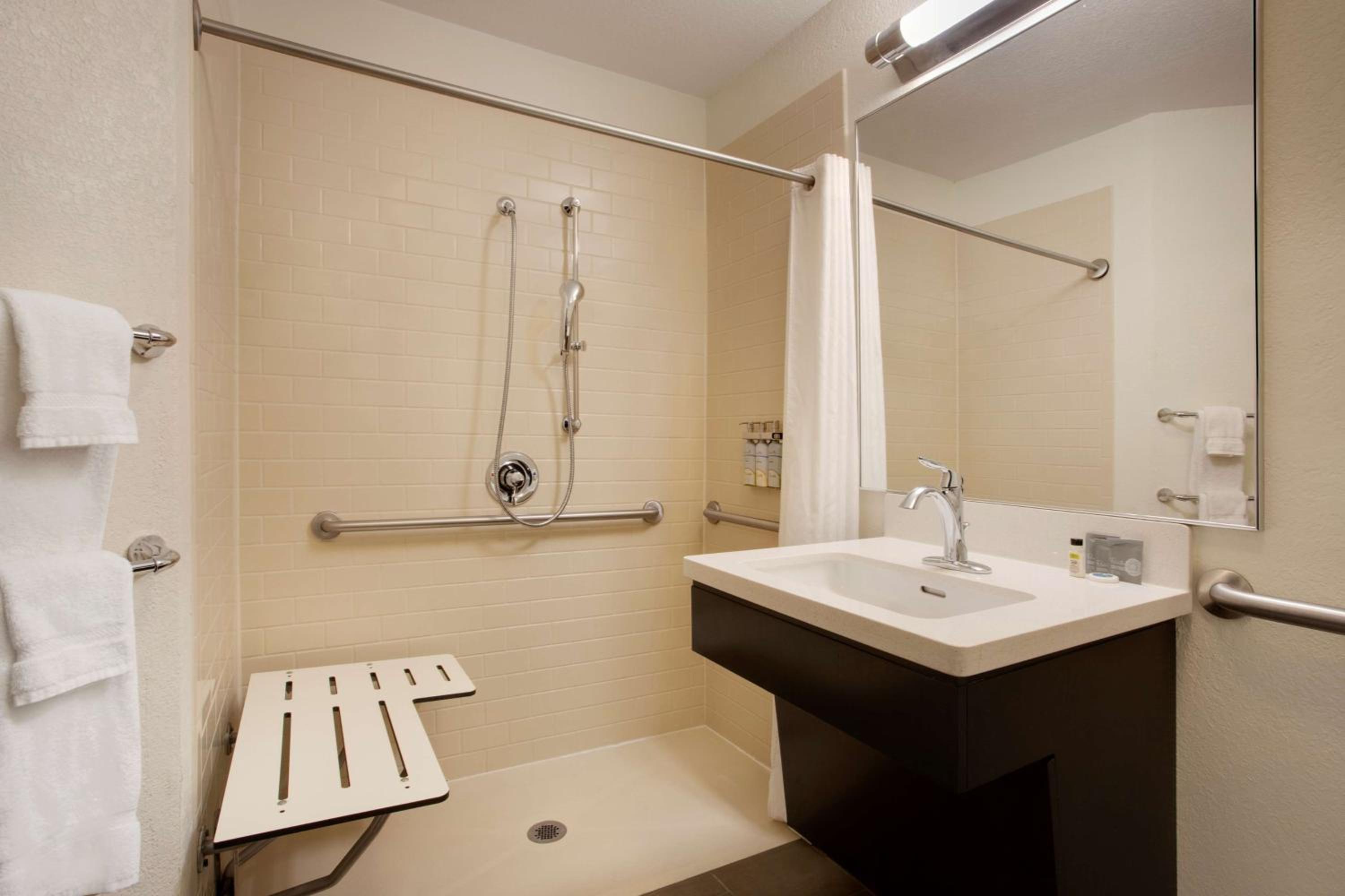 One-Bedroom Queen Suite with Roll-In Shower - Mobility Accessible - Photo 4