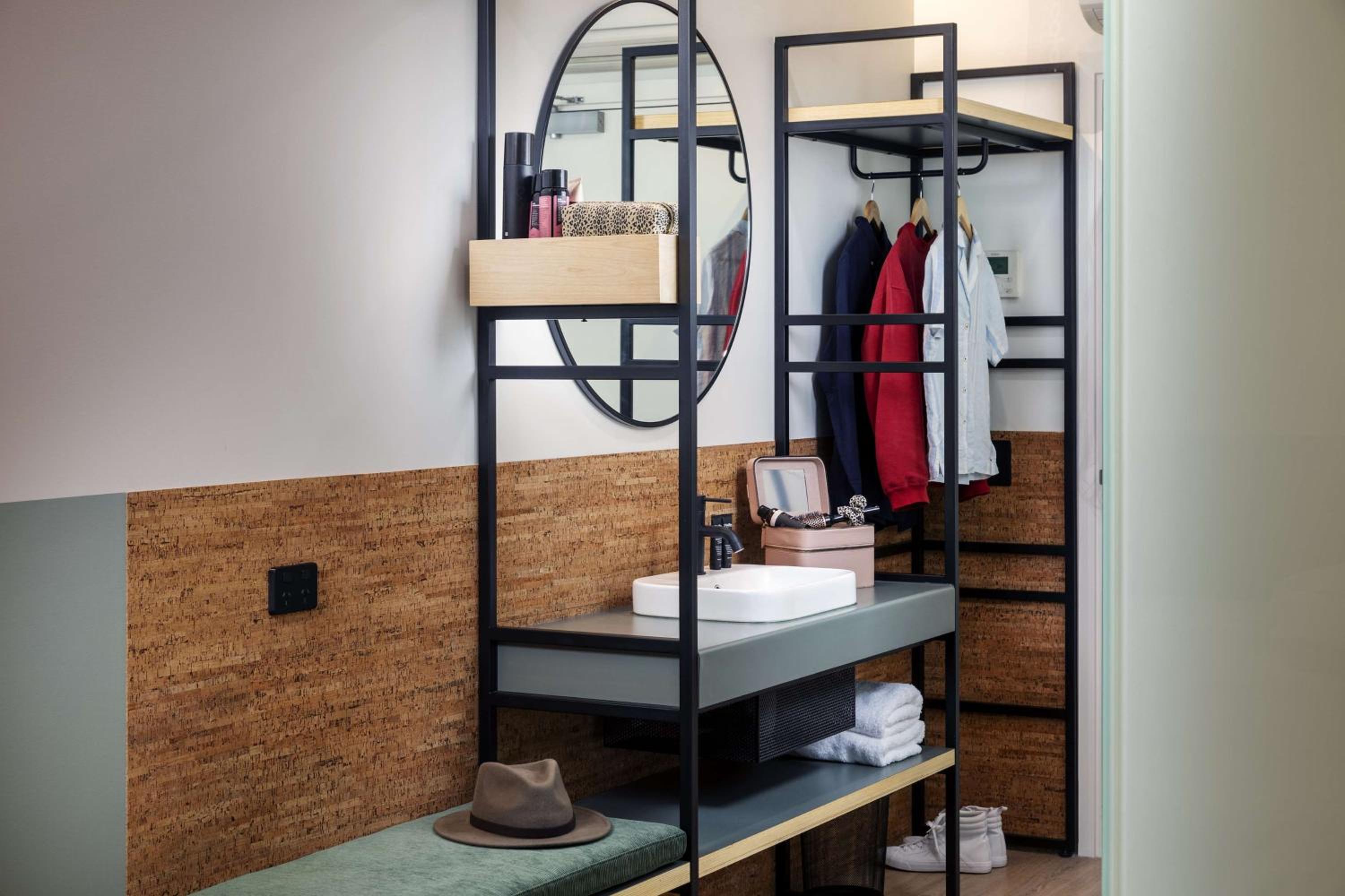 Queen Ensuite Room Interior - Photo 5
