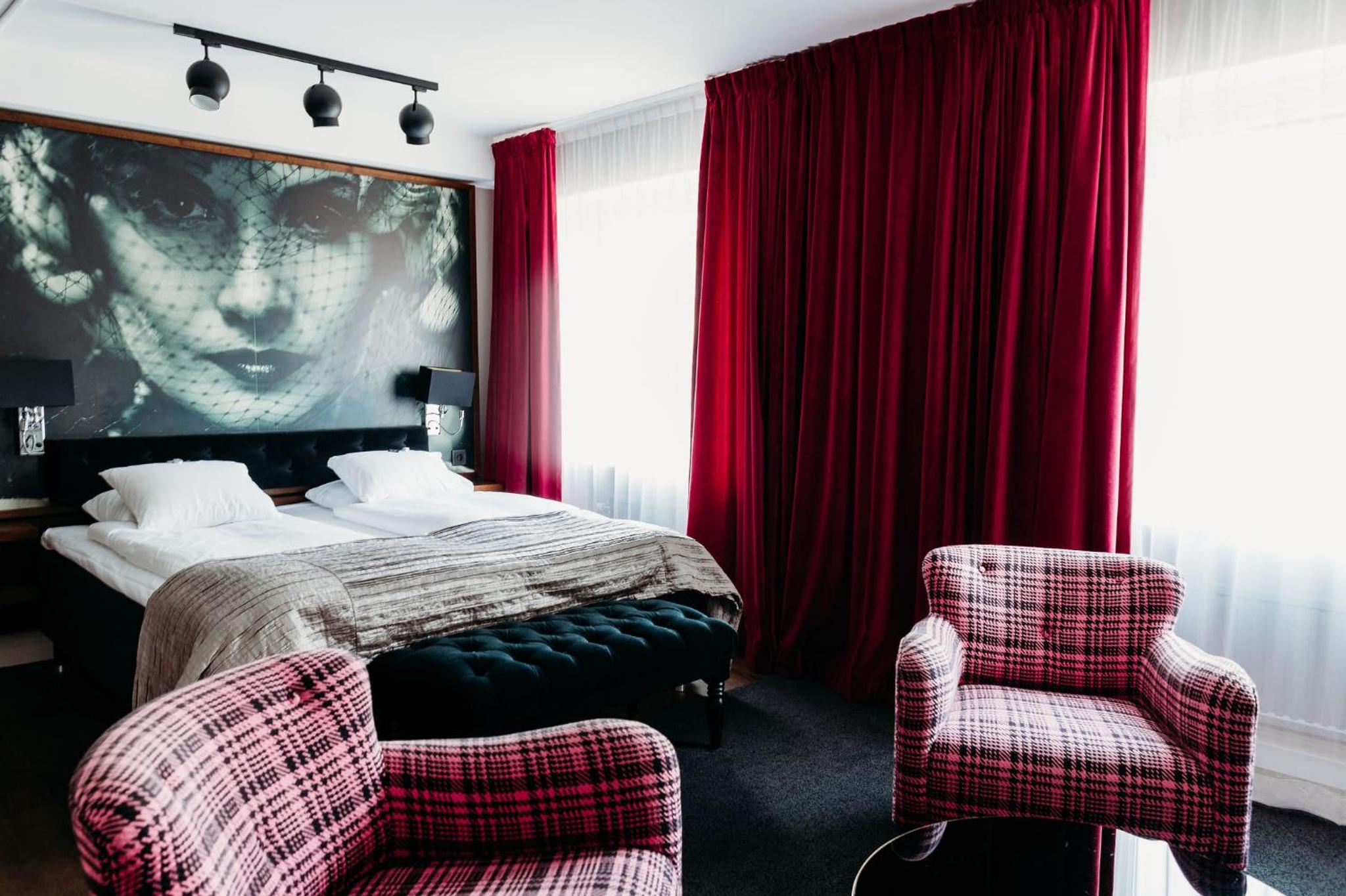 Deluxe King Room with Sofa Bed - Photo 5