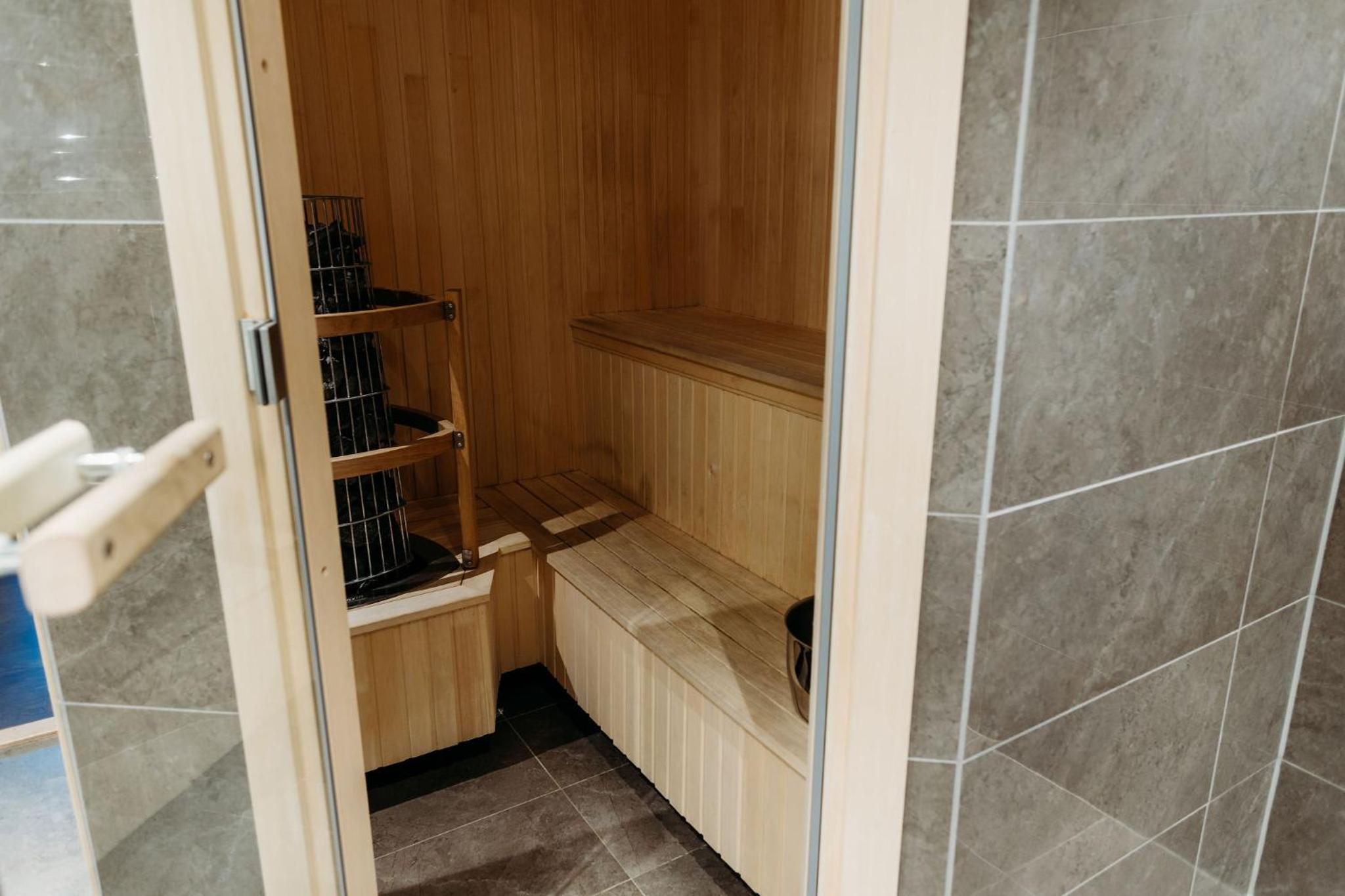 Deluxe King Room with Sofa Bed - Photo 9