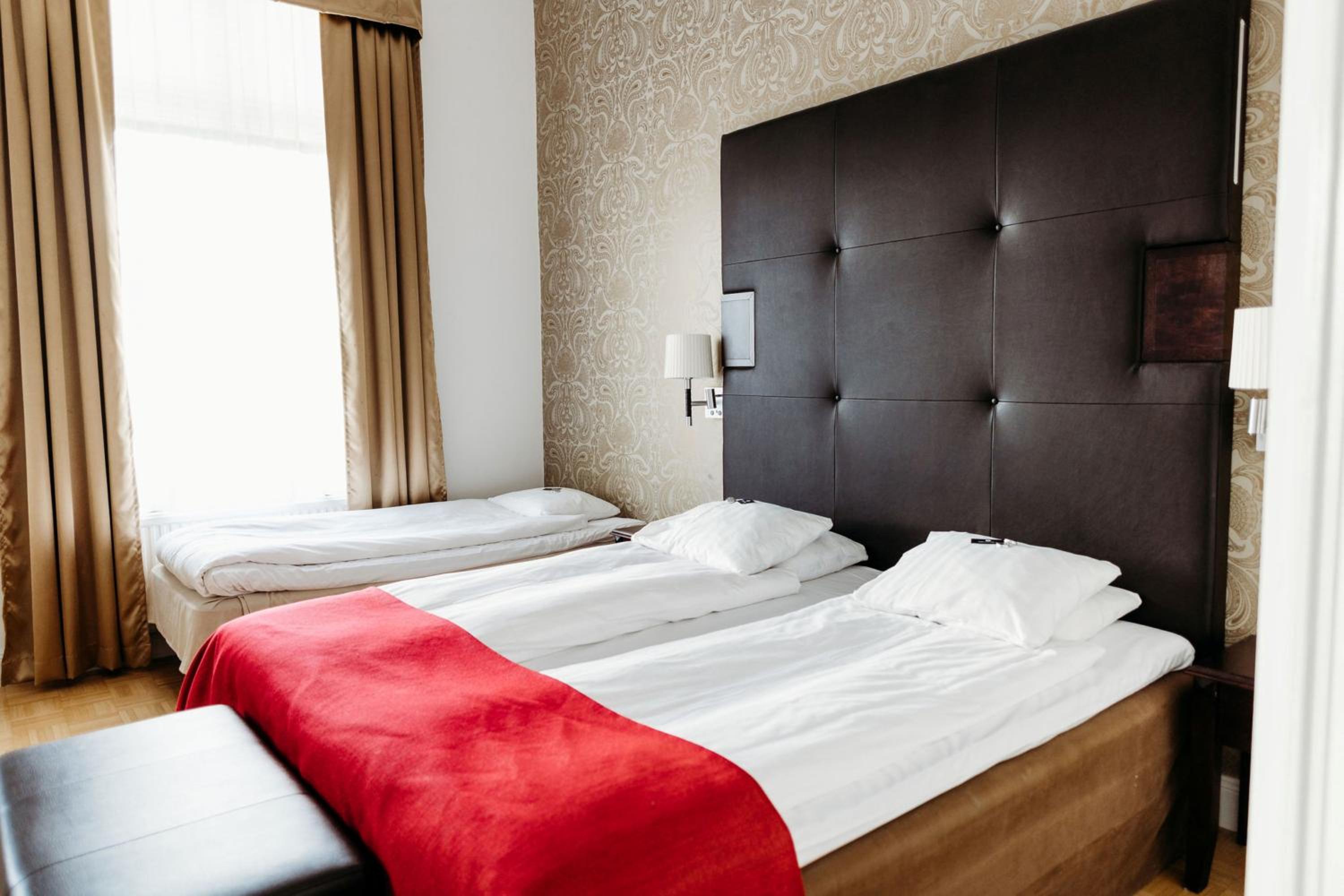 King Room with King and Single Bed - Photo 1