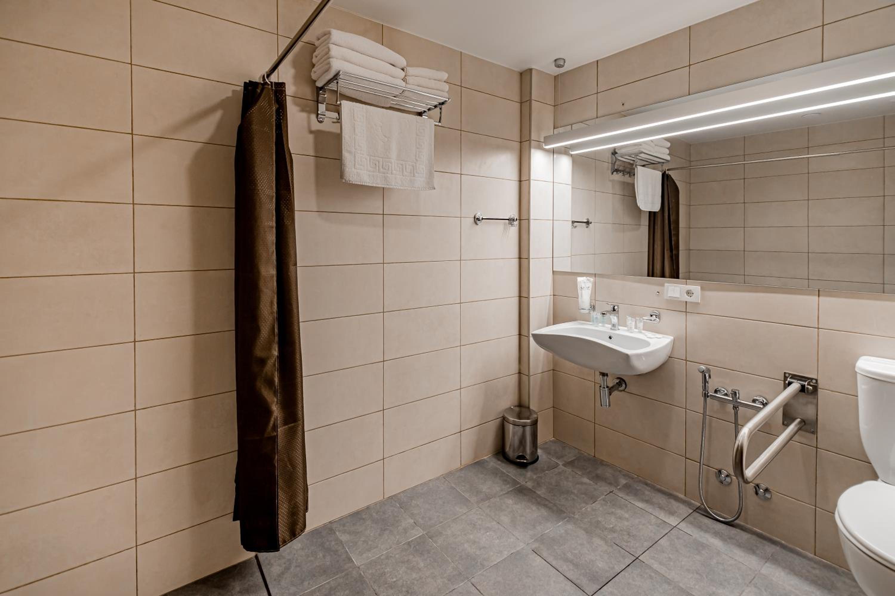 Double or Twin Room - Disability Access photo 3