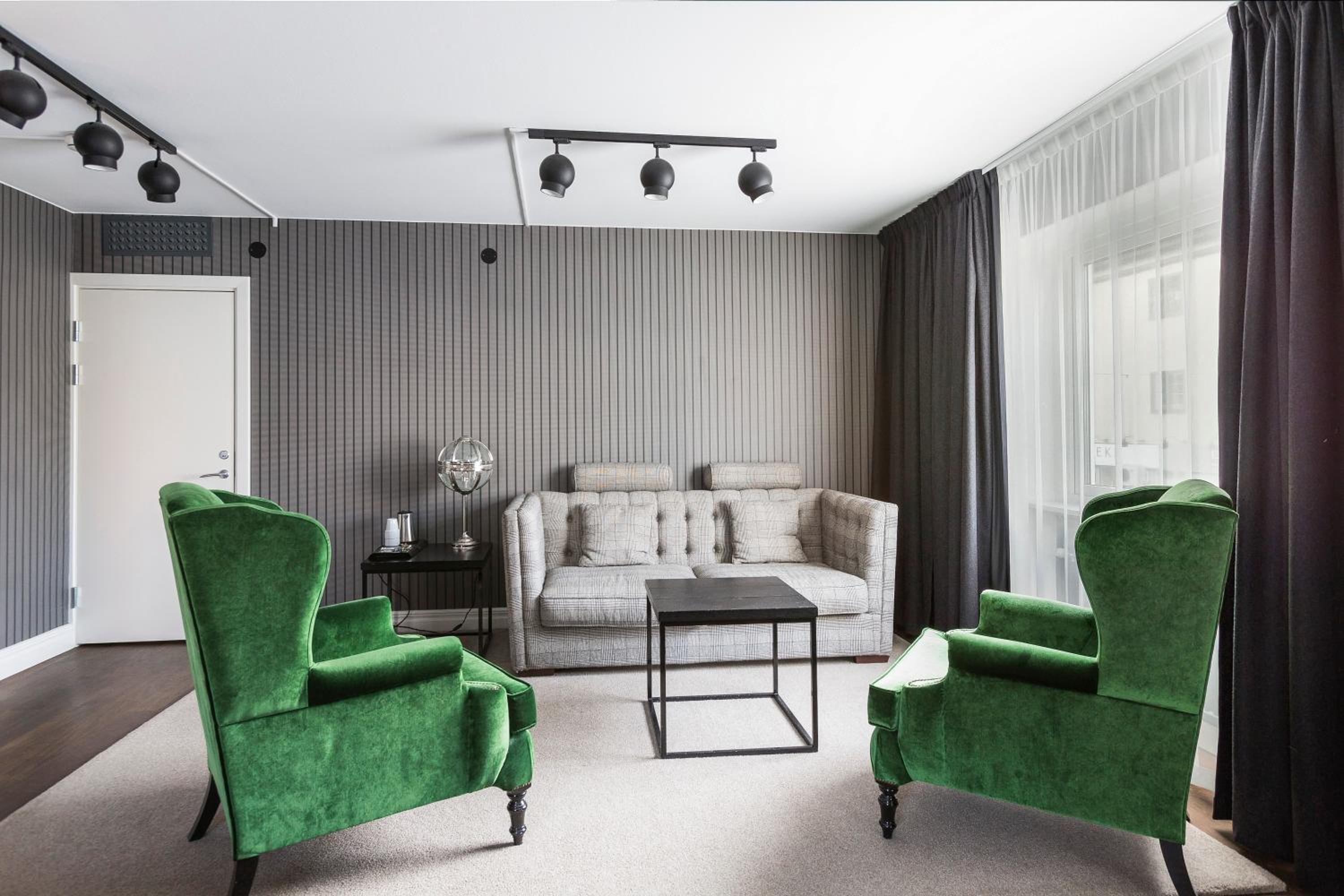 Superior King Room with Sofa Bed - Photo 3