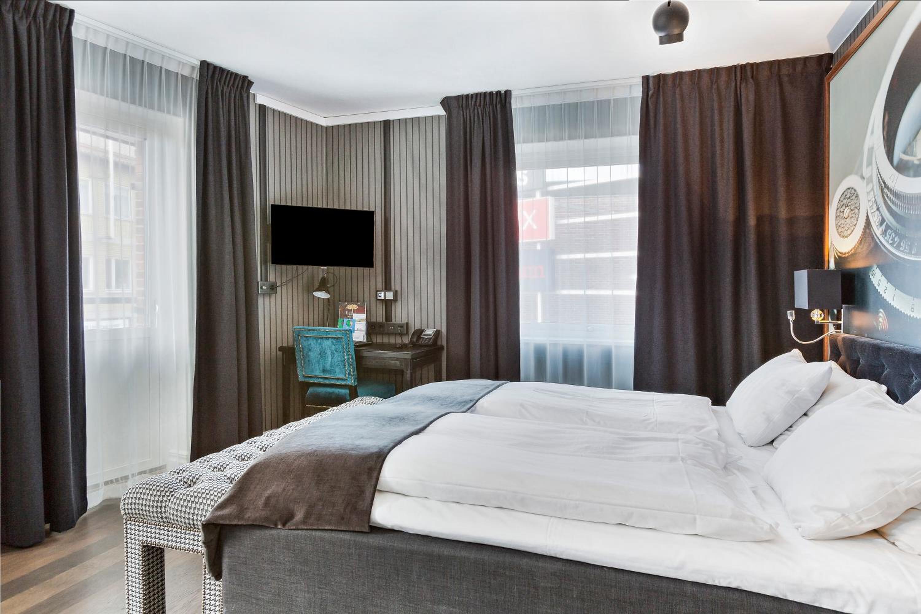 Superior King Room with Sofa Bed - Photo 5