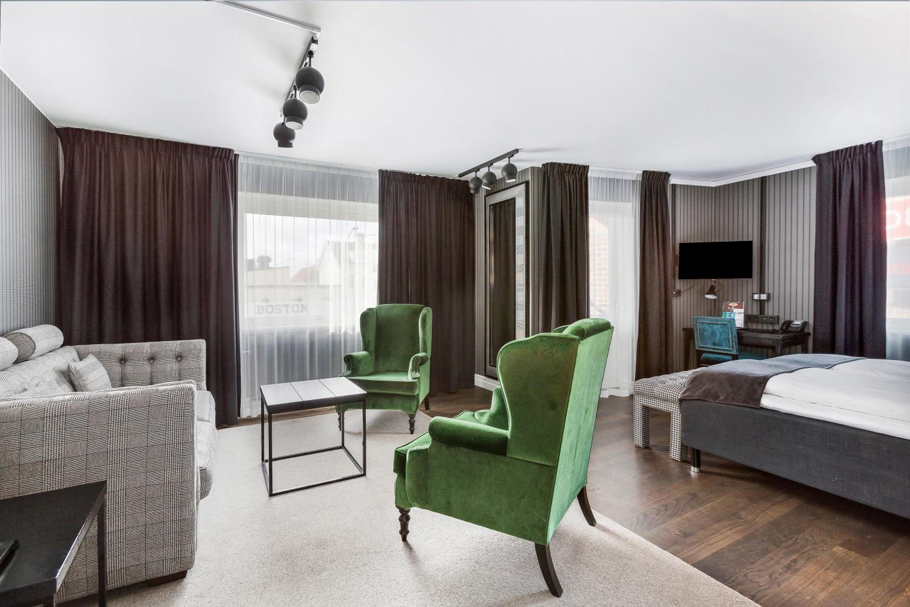 Superior King Room with Sofa Bed - Photo 2