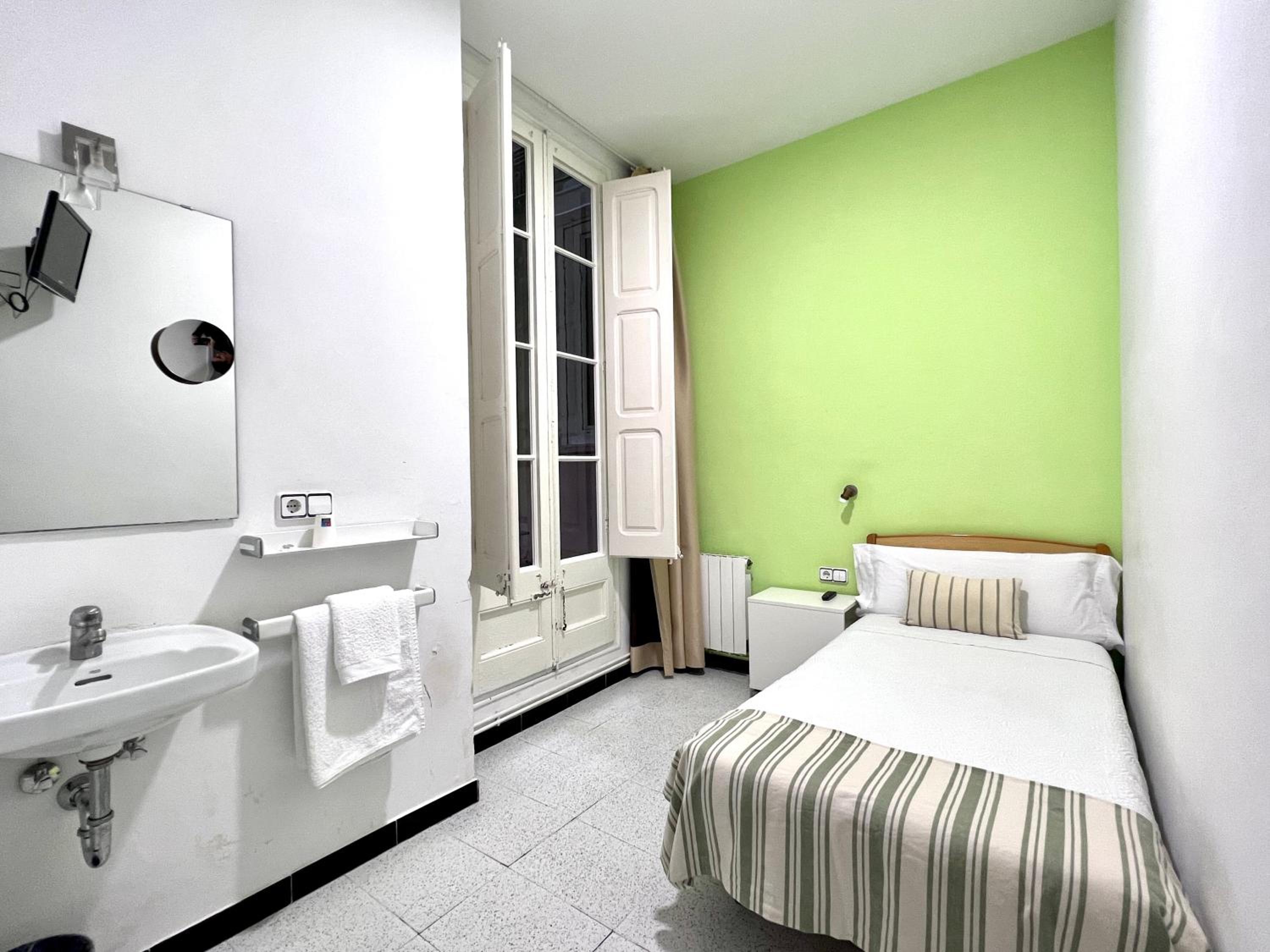 Single Room with Shared Bathroom photo 3
