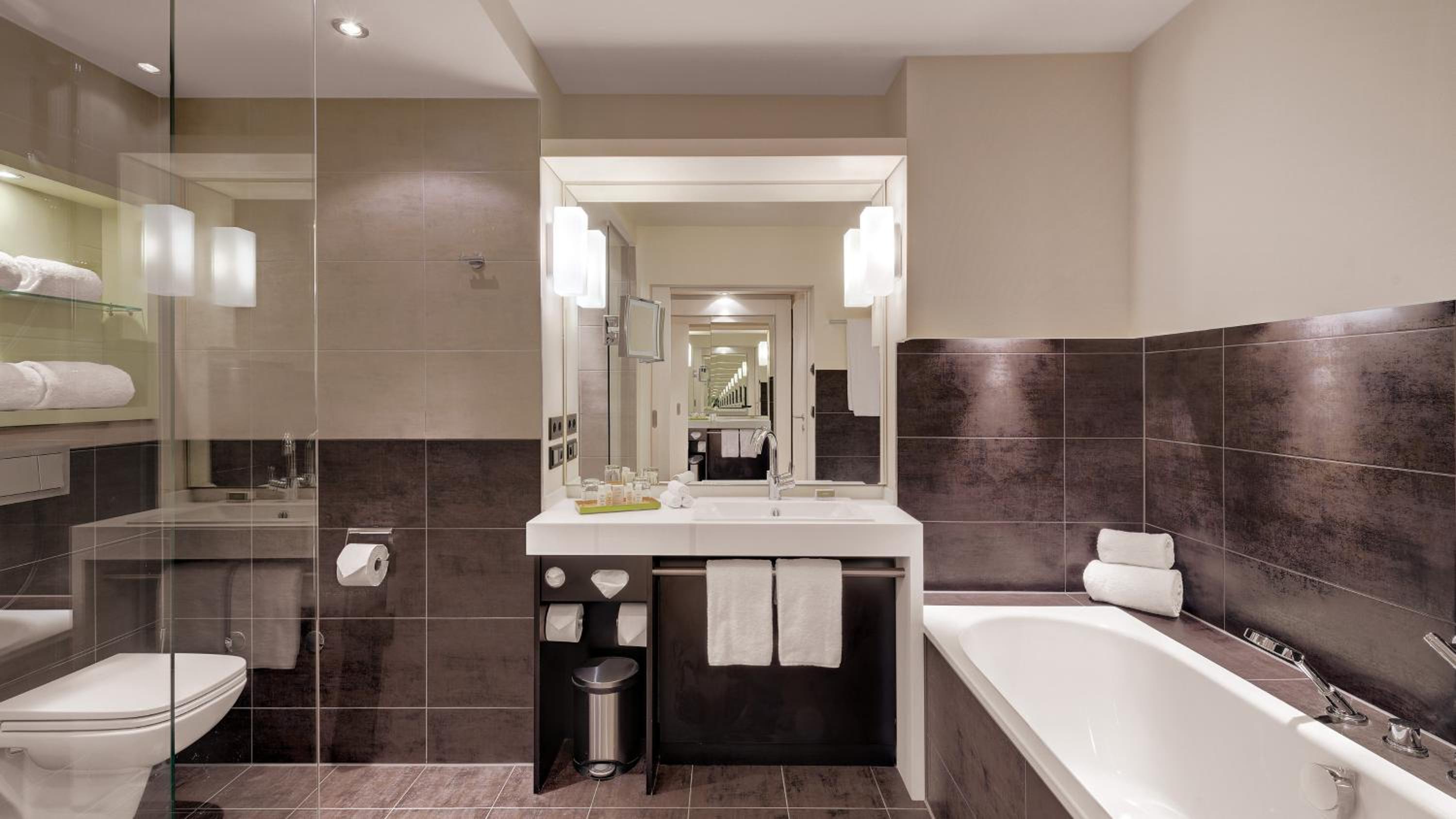 One-Bedroom King Suite with City View - Photo 3