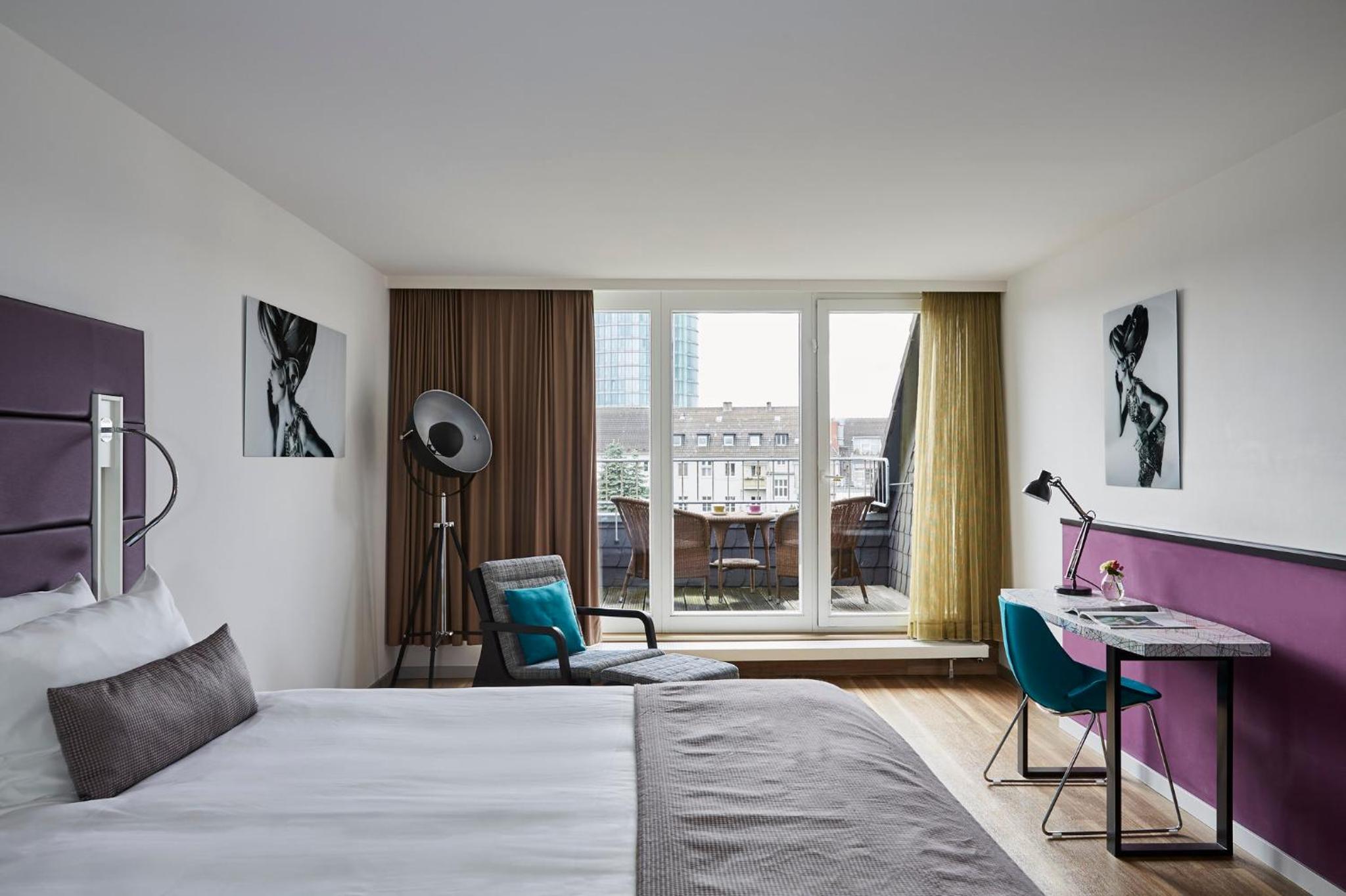 Premium King Room with Balcony and Garden View - Photo 2