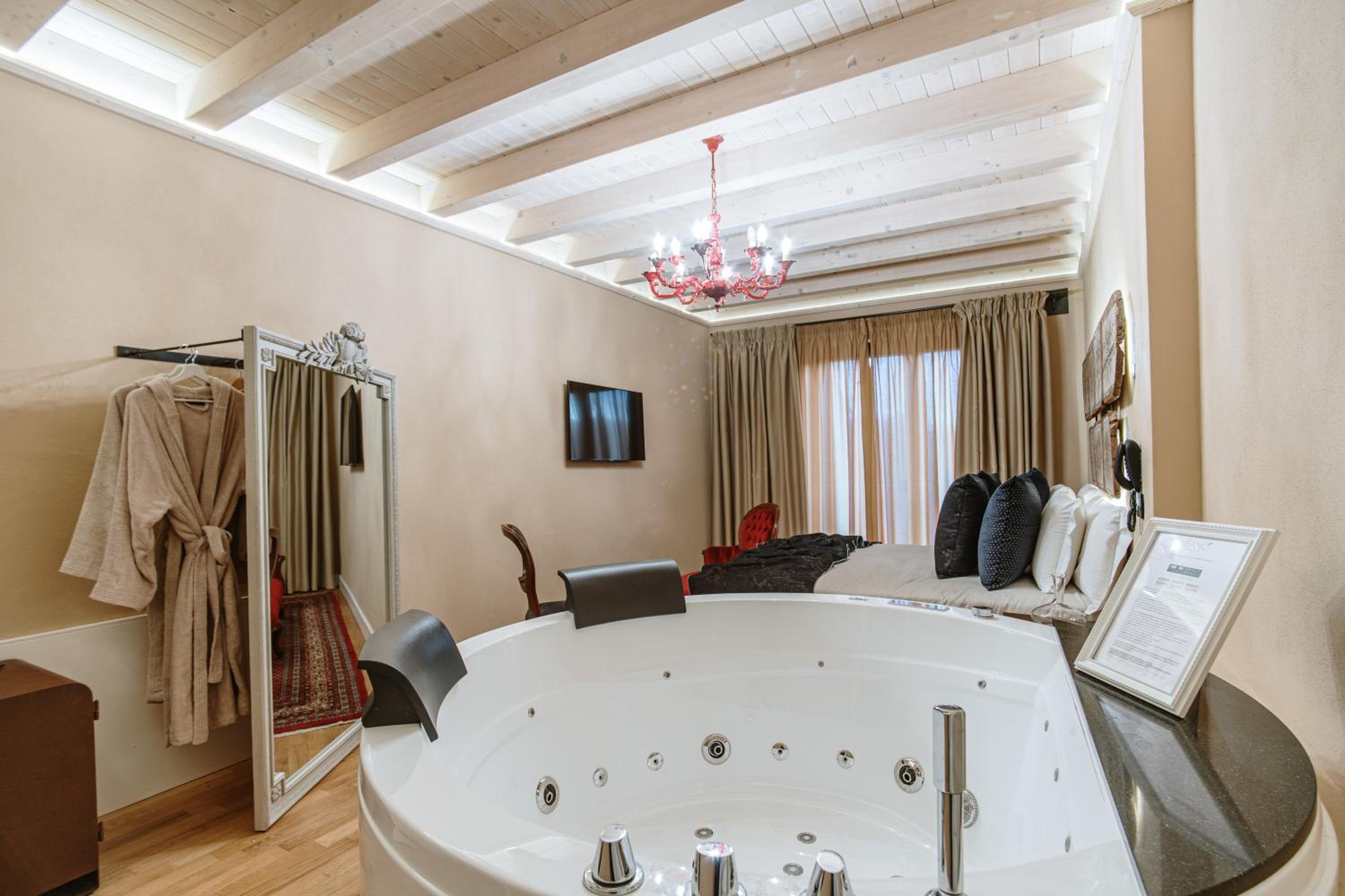 Deluxe Suite with Spa Bath photo 3