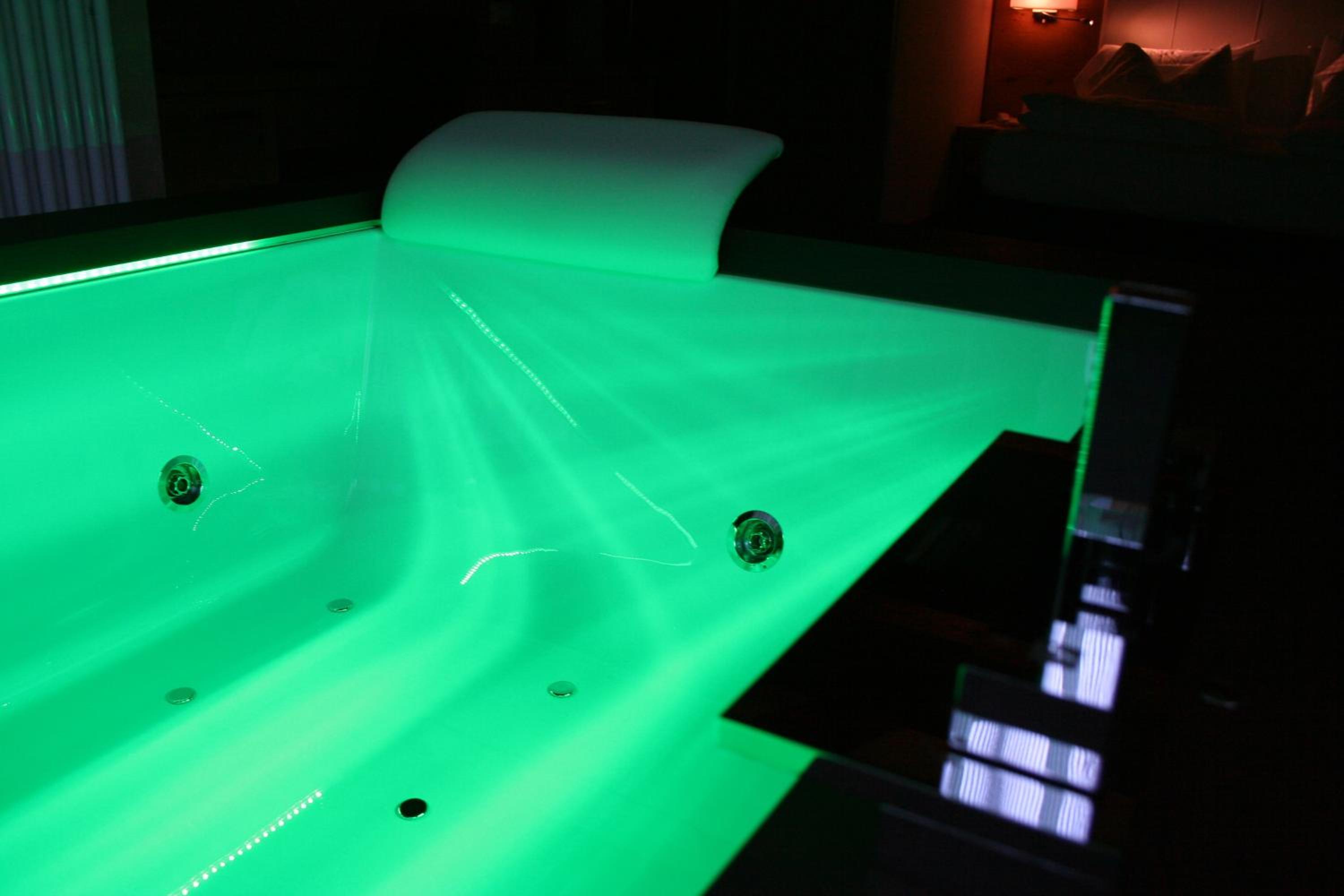 Suite with Spa Bath photo 3