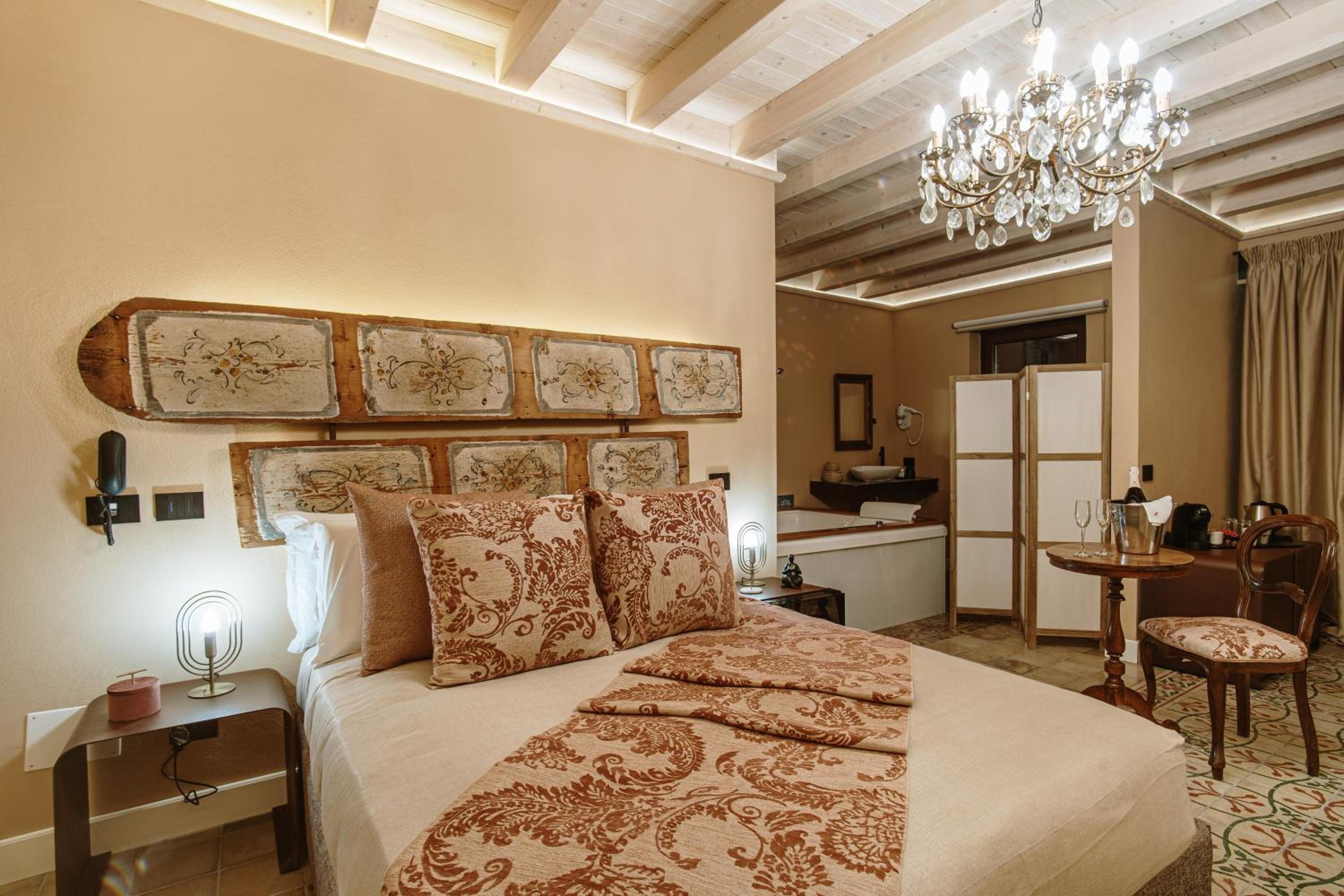 Deluxe Suite with Spa Bath photo 1
