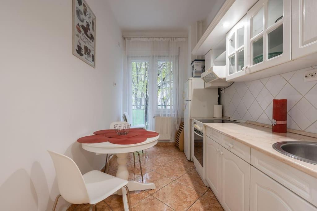 One-Bedroom Apartment - Photo 3