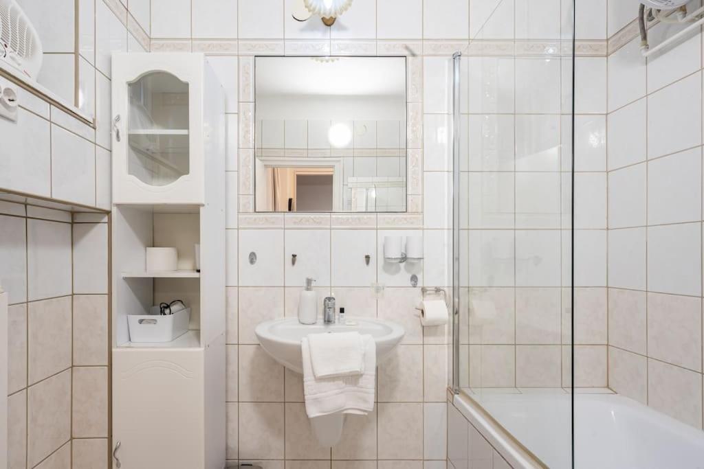 One-Bedroom Apartment - Photo 6