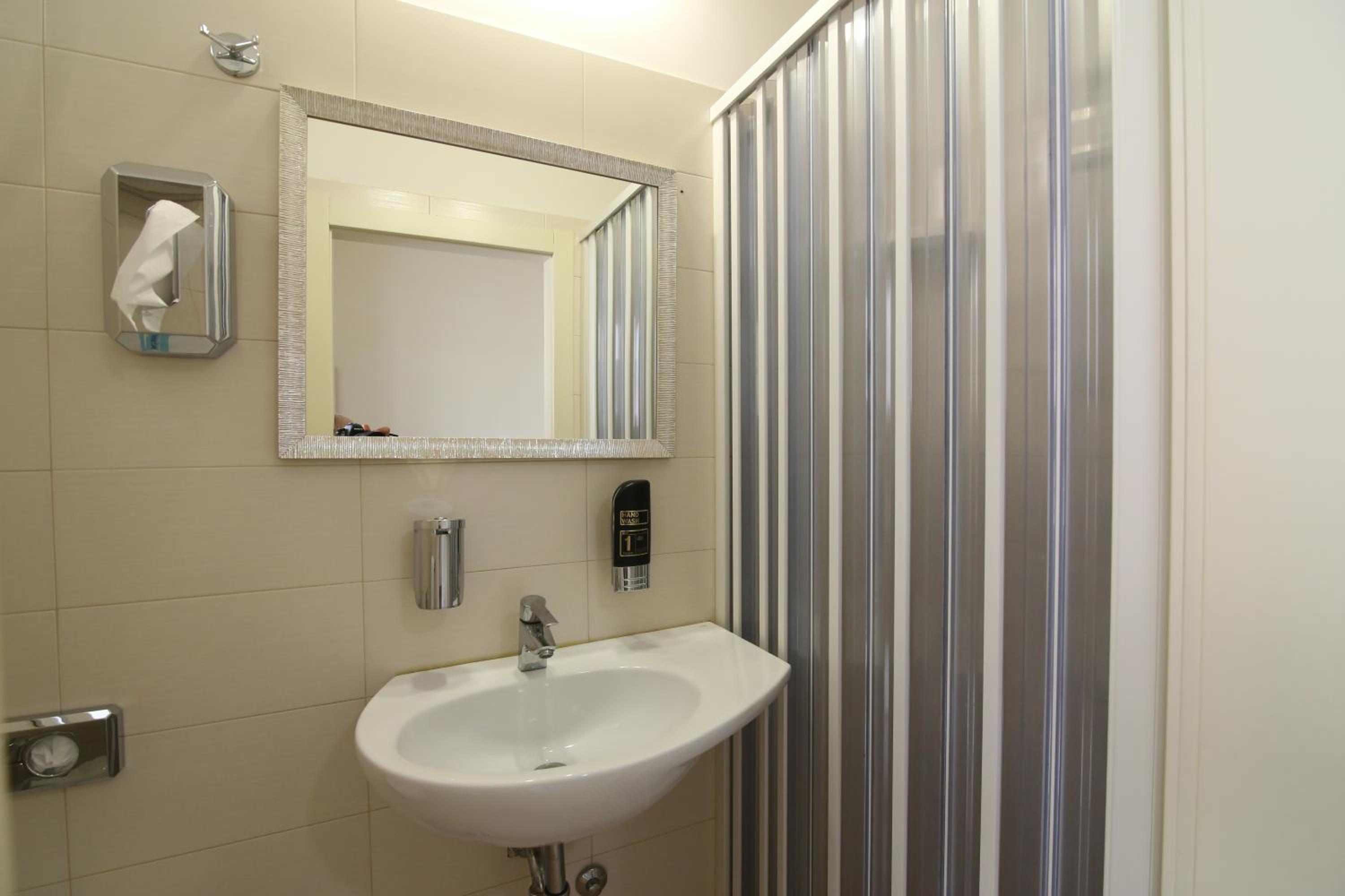 Standard Triple Room - Photo 1