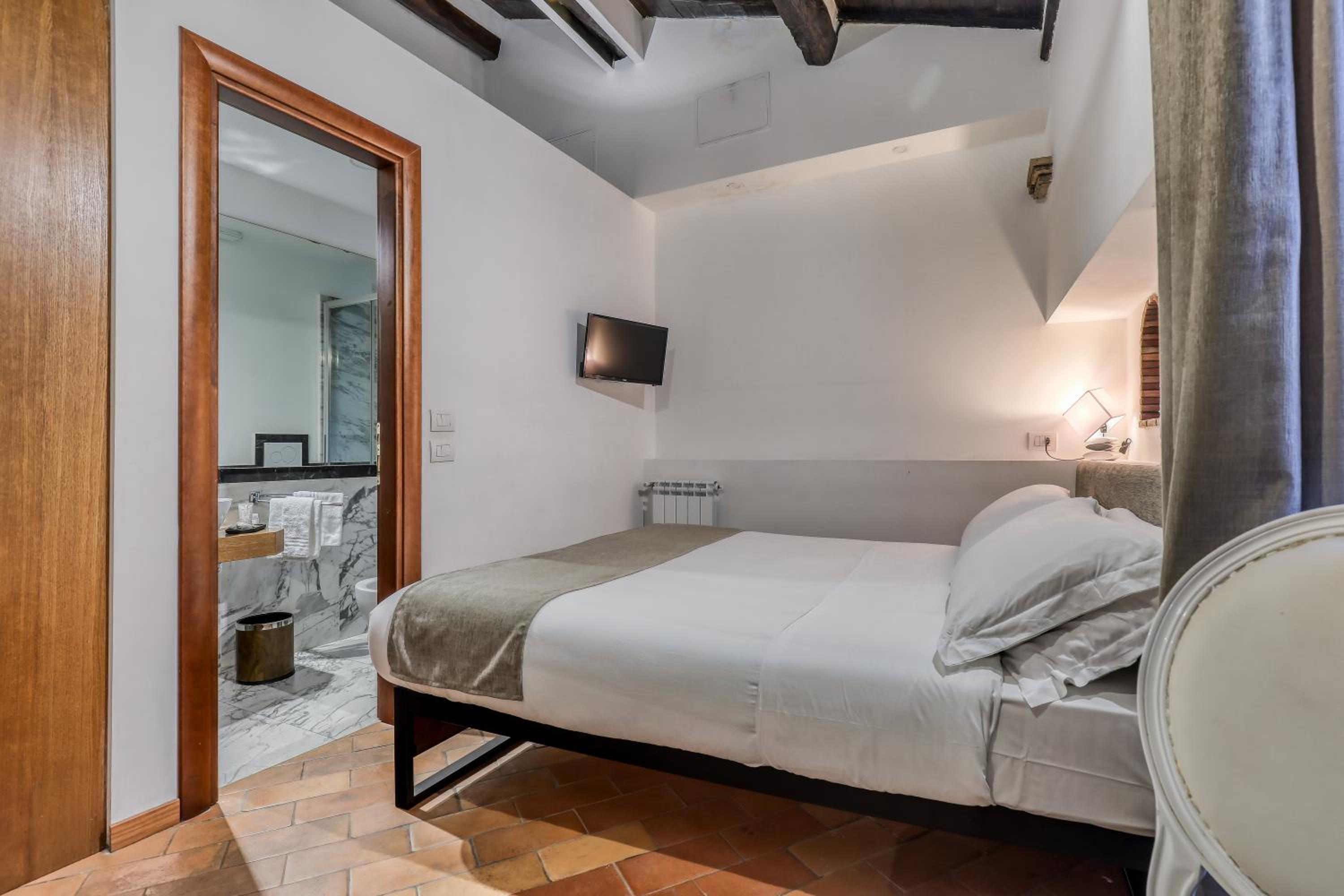 Deluxe Double Room with Bath photo 1