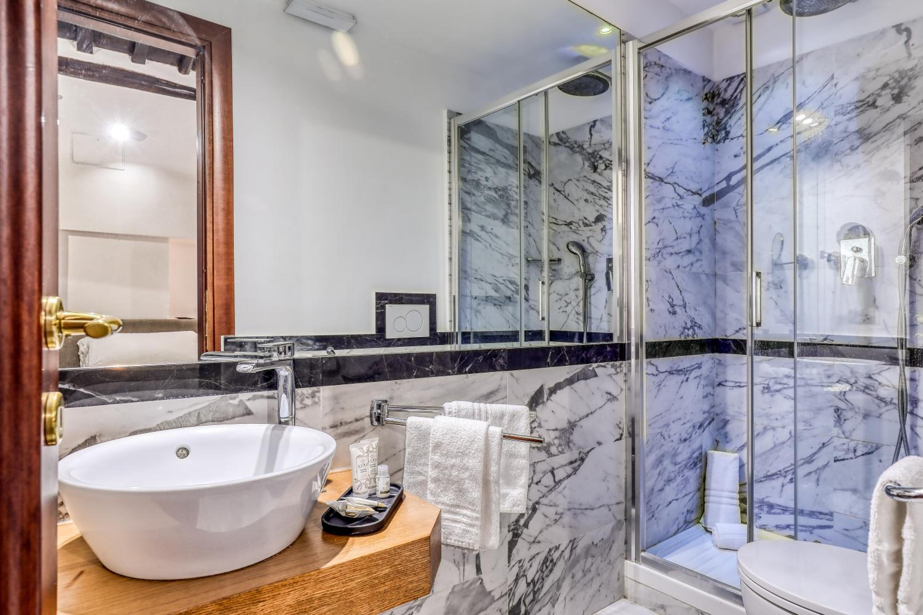 Deluxe Double Room with Bath photo 3