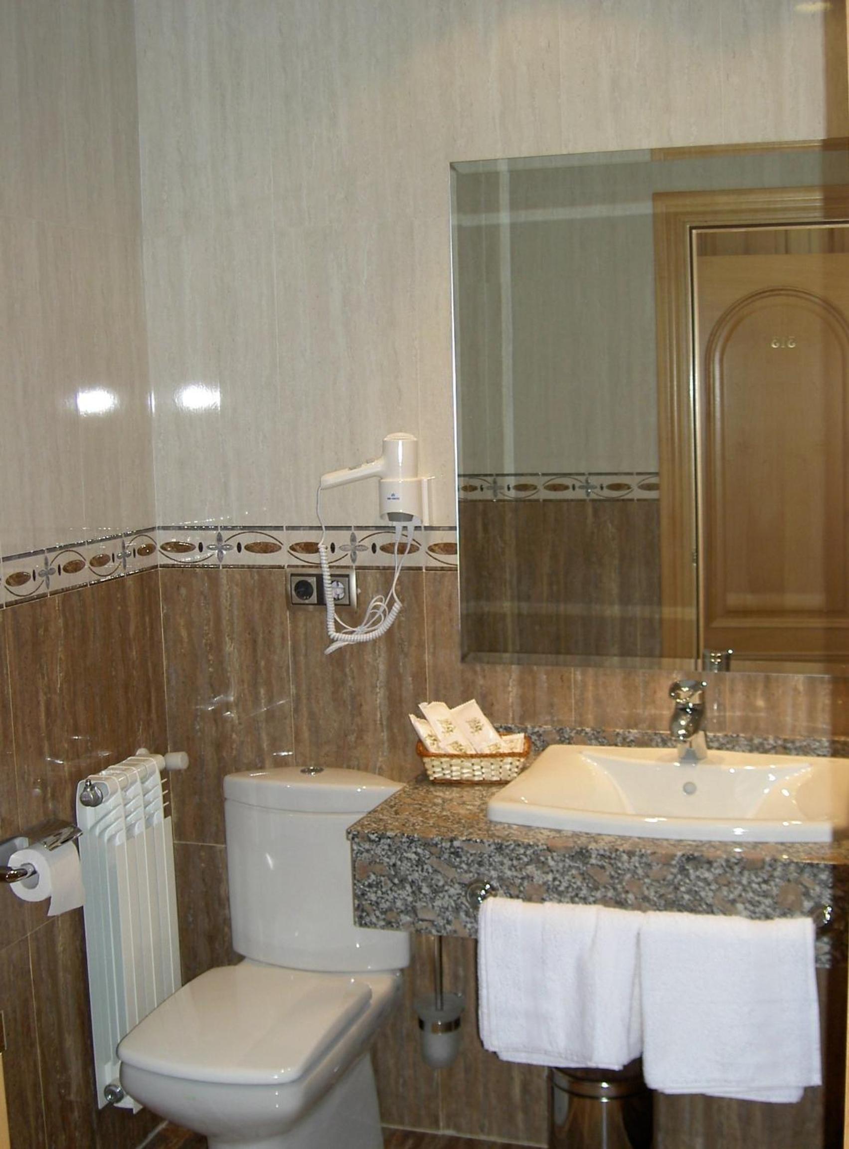 Double Room with Spa Bath photo 3