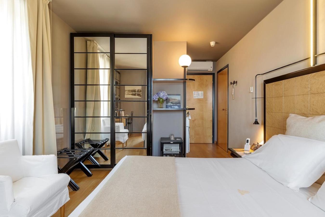 Double Room with Lake View - Photo 15