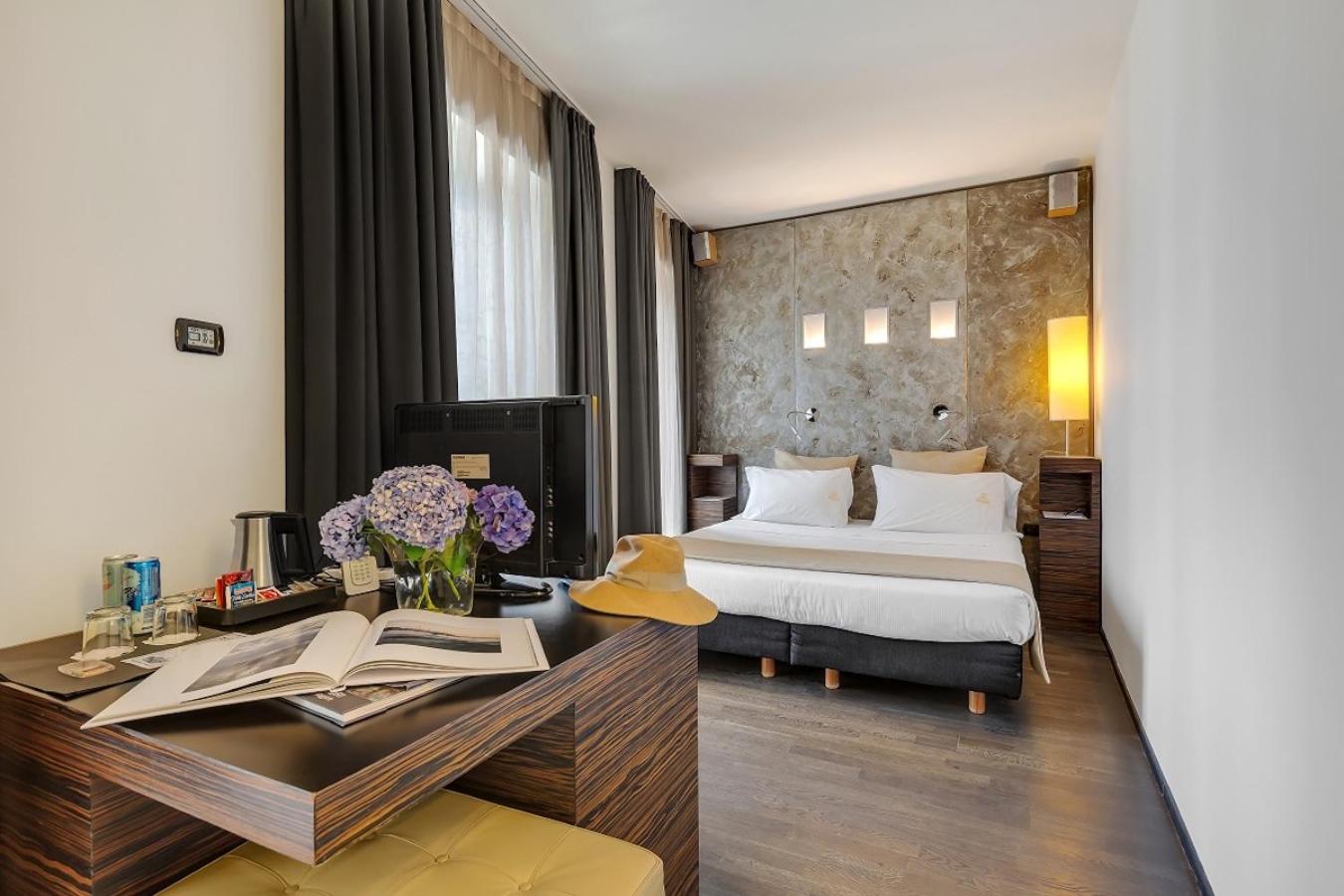 Double Room with Lake View - Photo 13