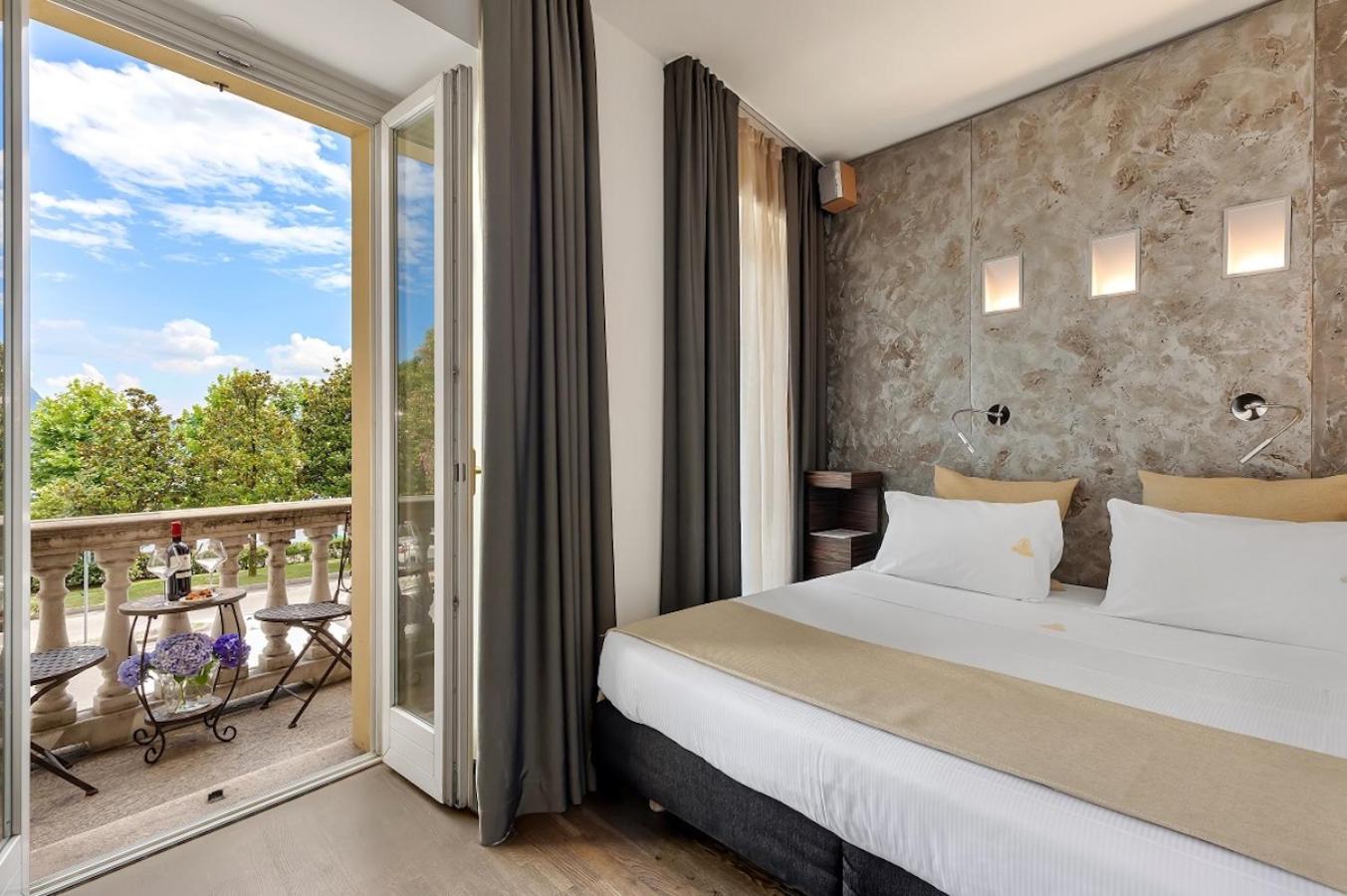 Double Room with Lake View - Photo 4