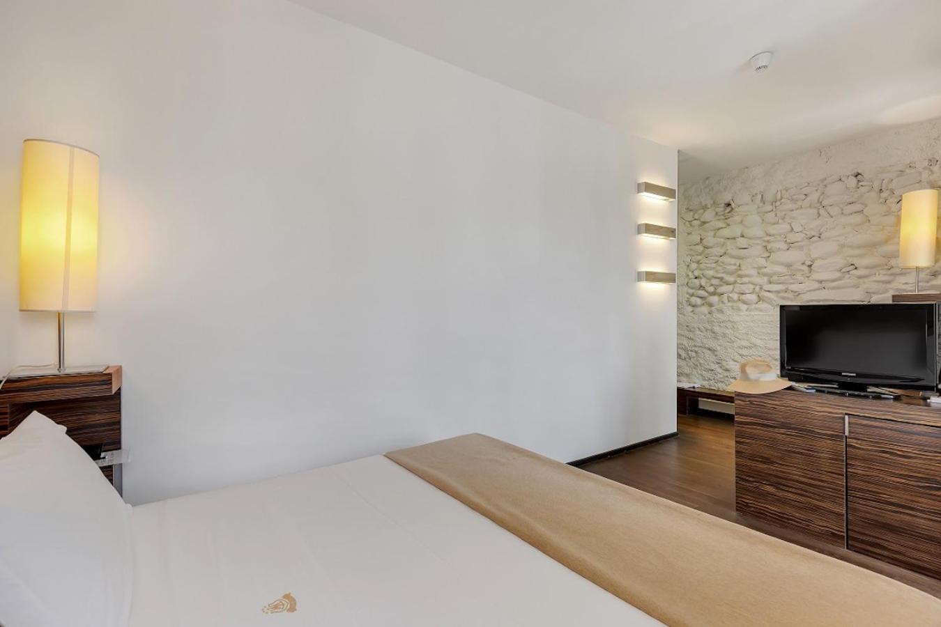 Double Room with Lake View - Photo 9