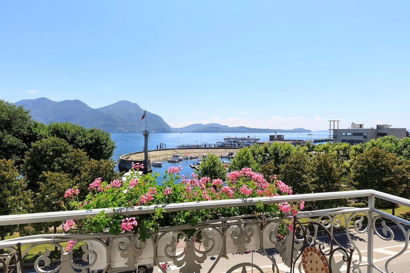 Double Room with Lake View - Photo 18