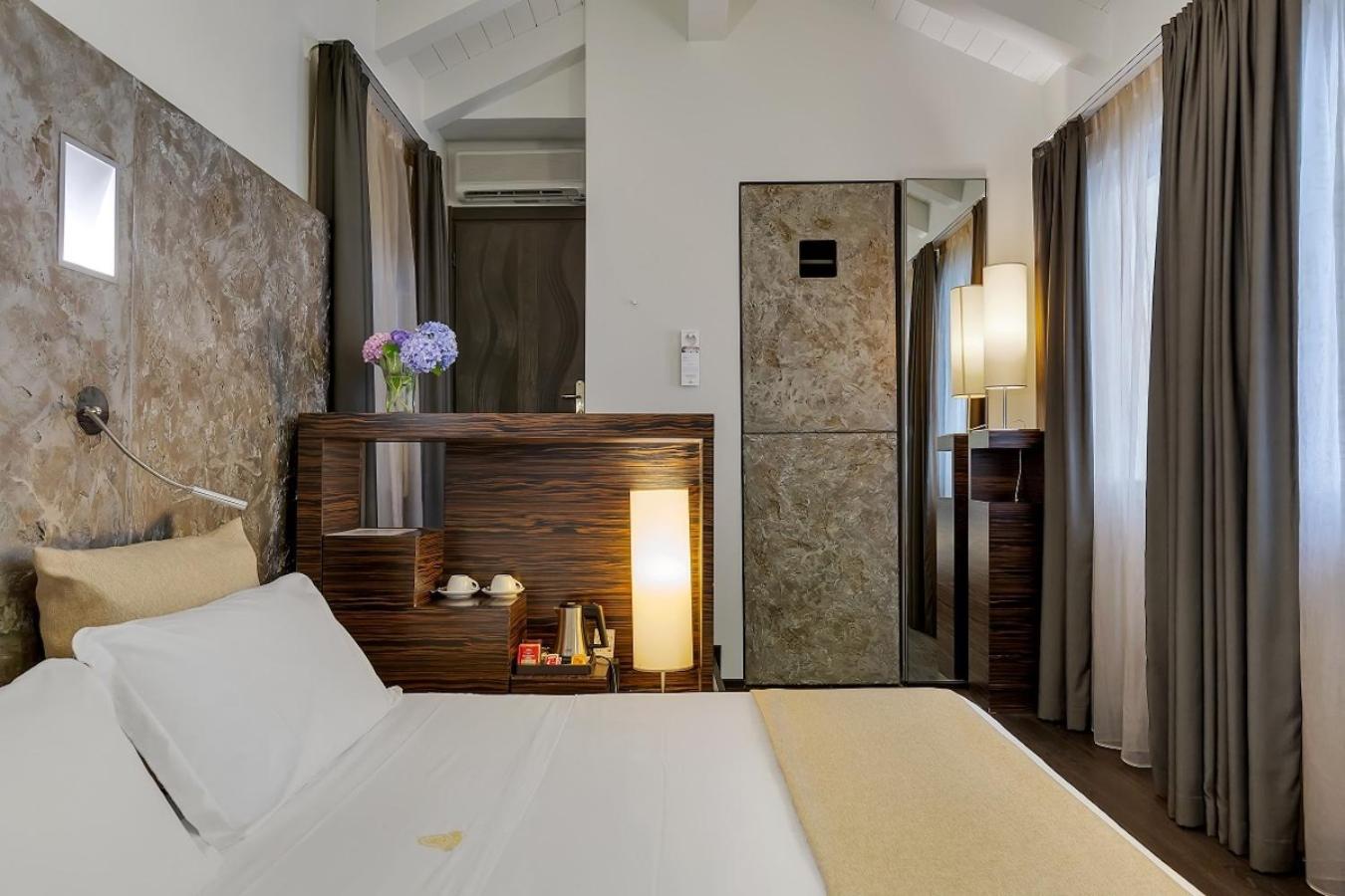 Double Room with Lake View - Photo 19