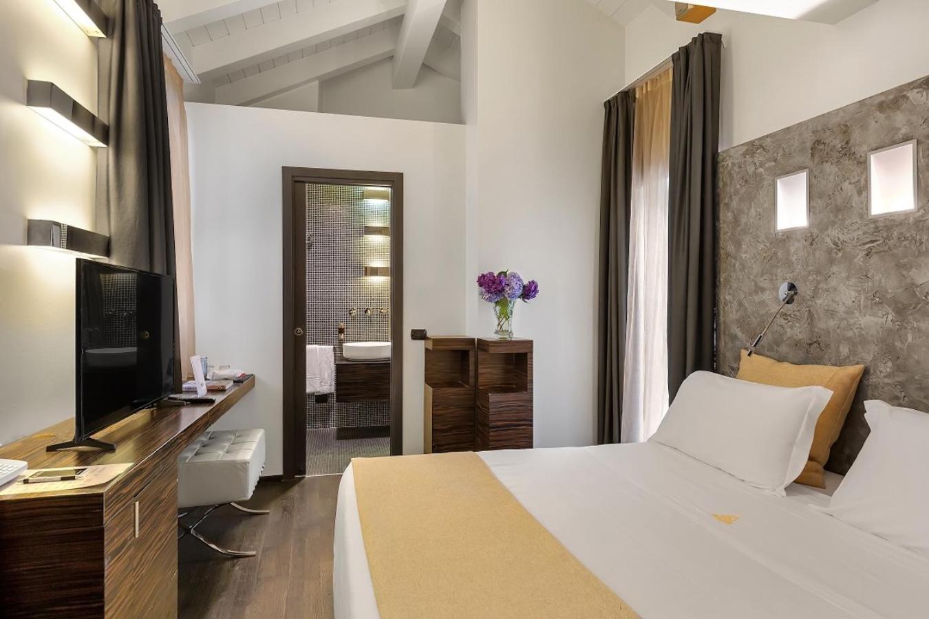 Double Room with Lake View - Photo 20