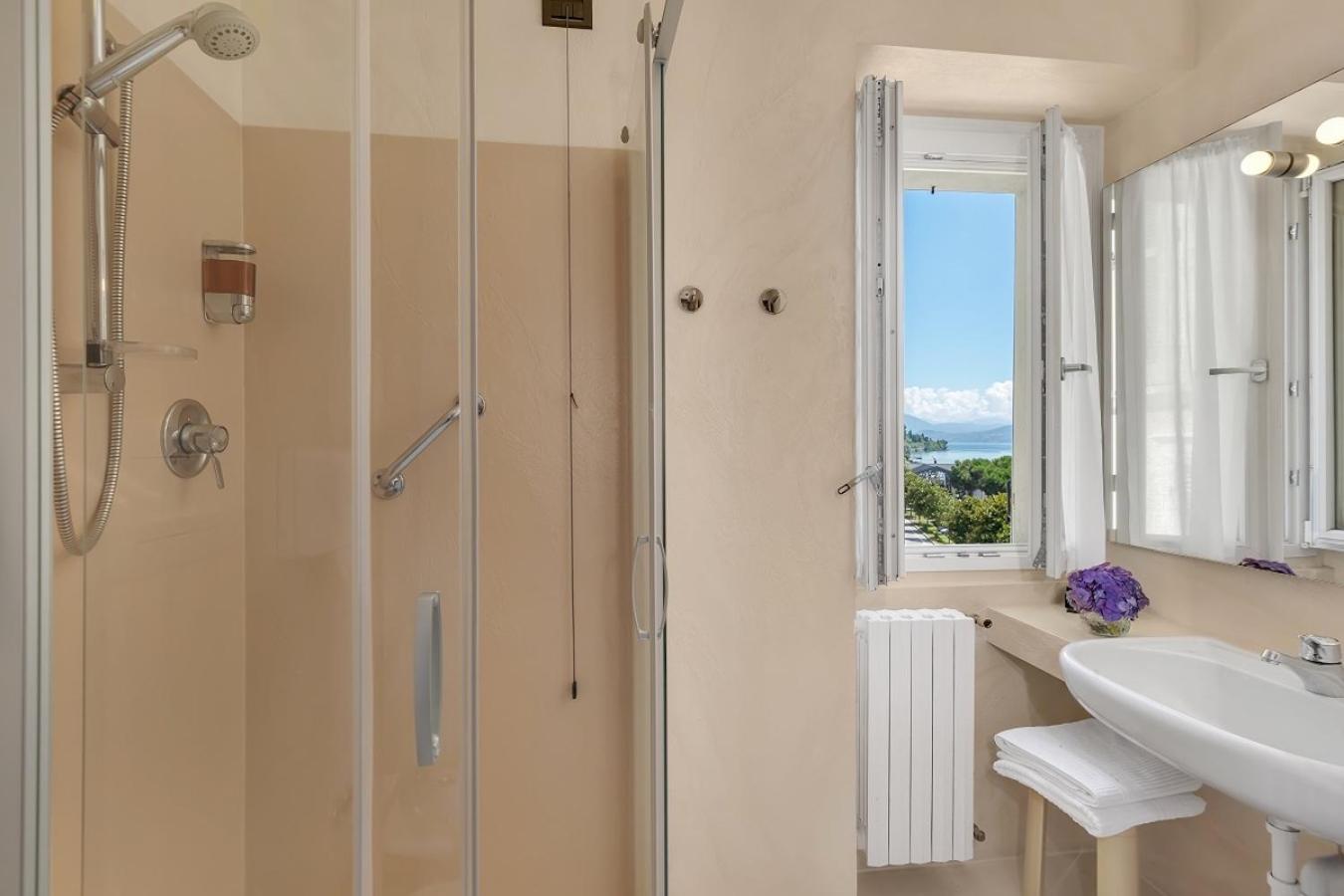 Double Room with Lake View - Photo 21