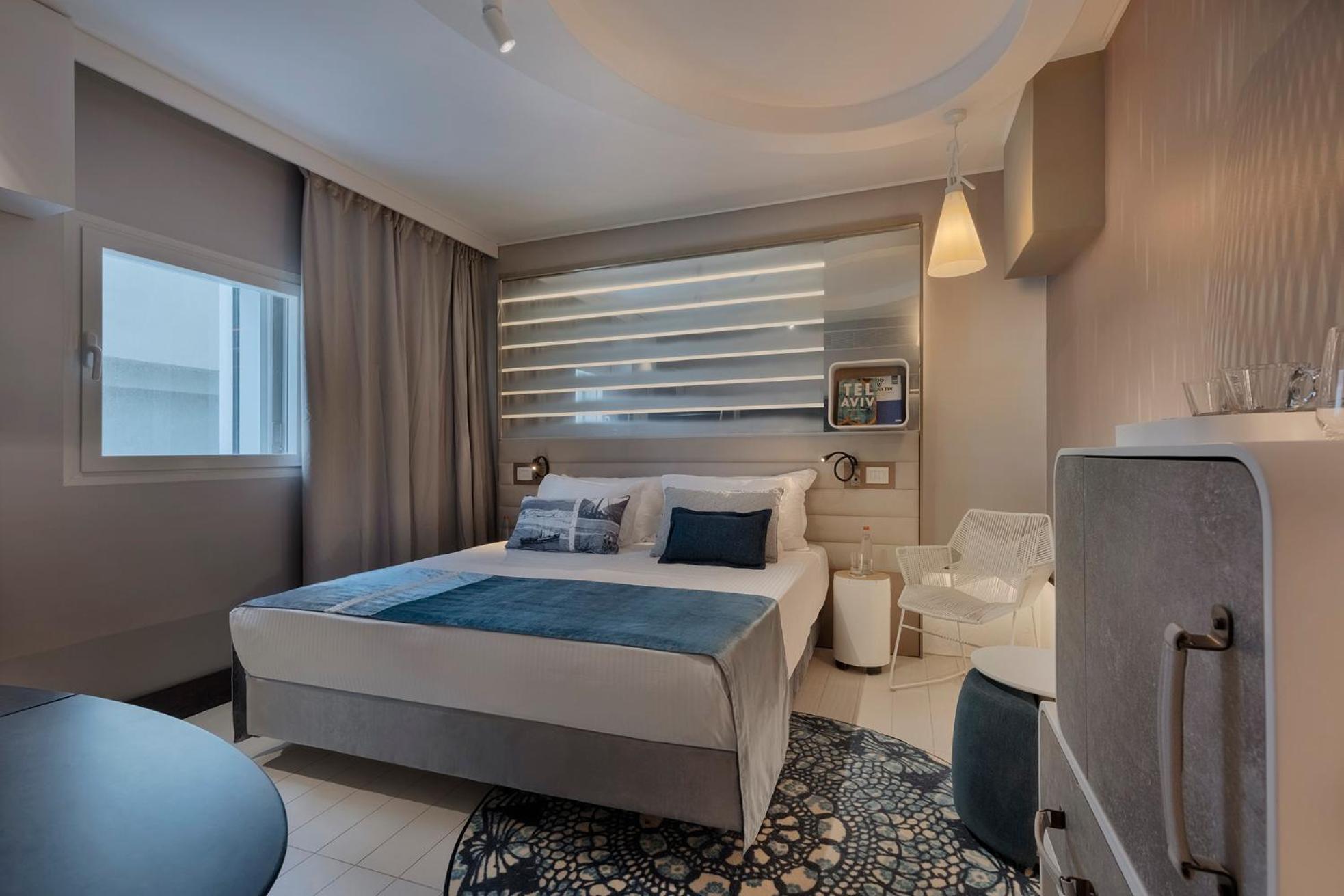 Corner Room - Photo 1