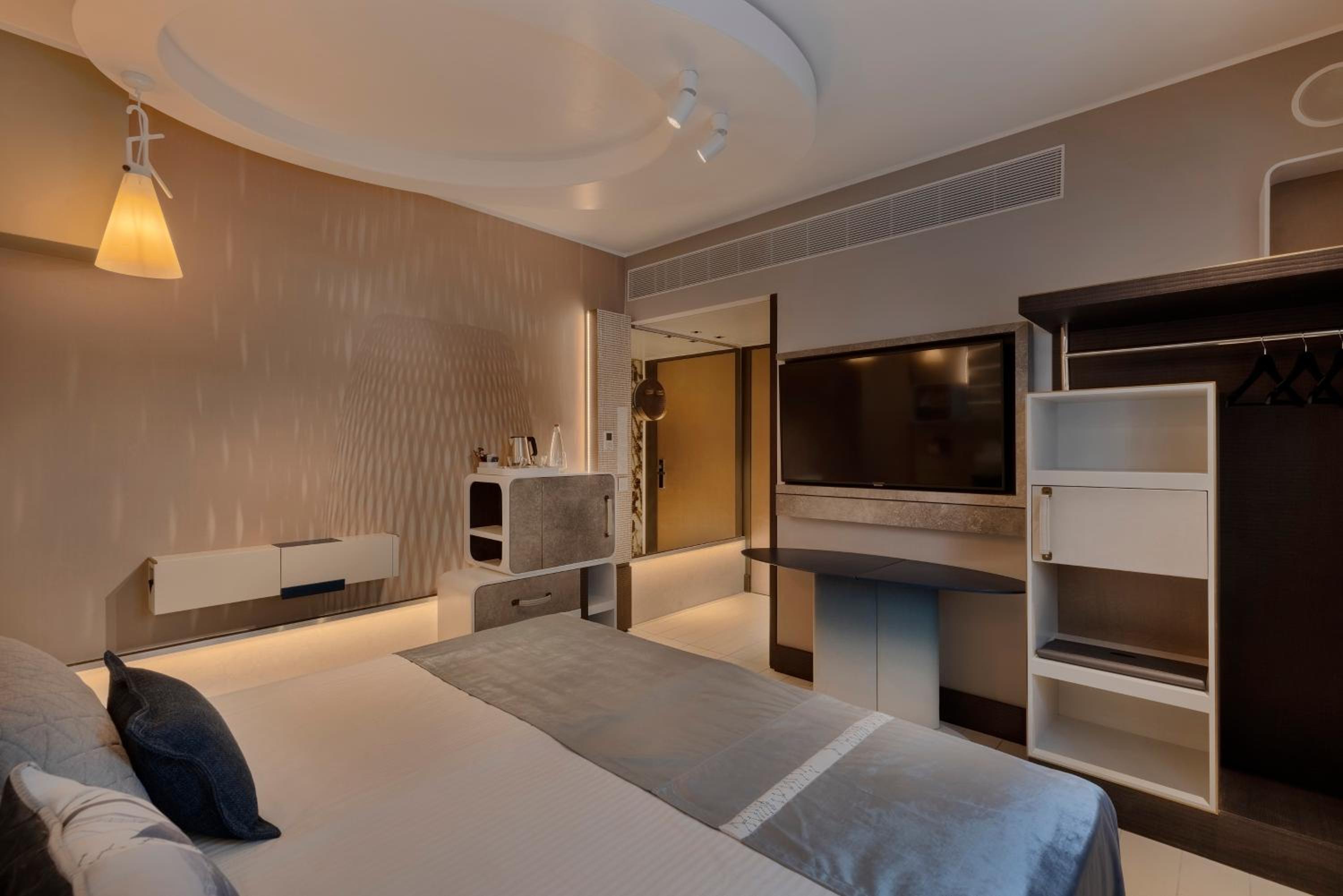 Corner Room - Photo 2