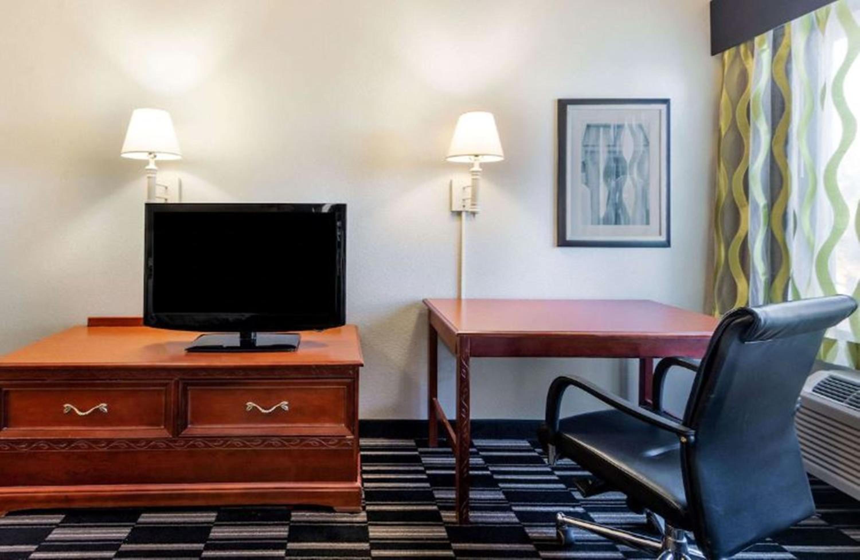 Deluxe King Room - Photo 2