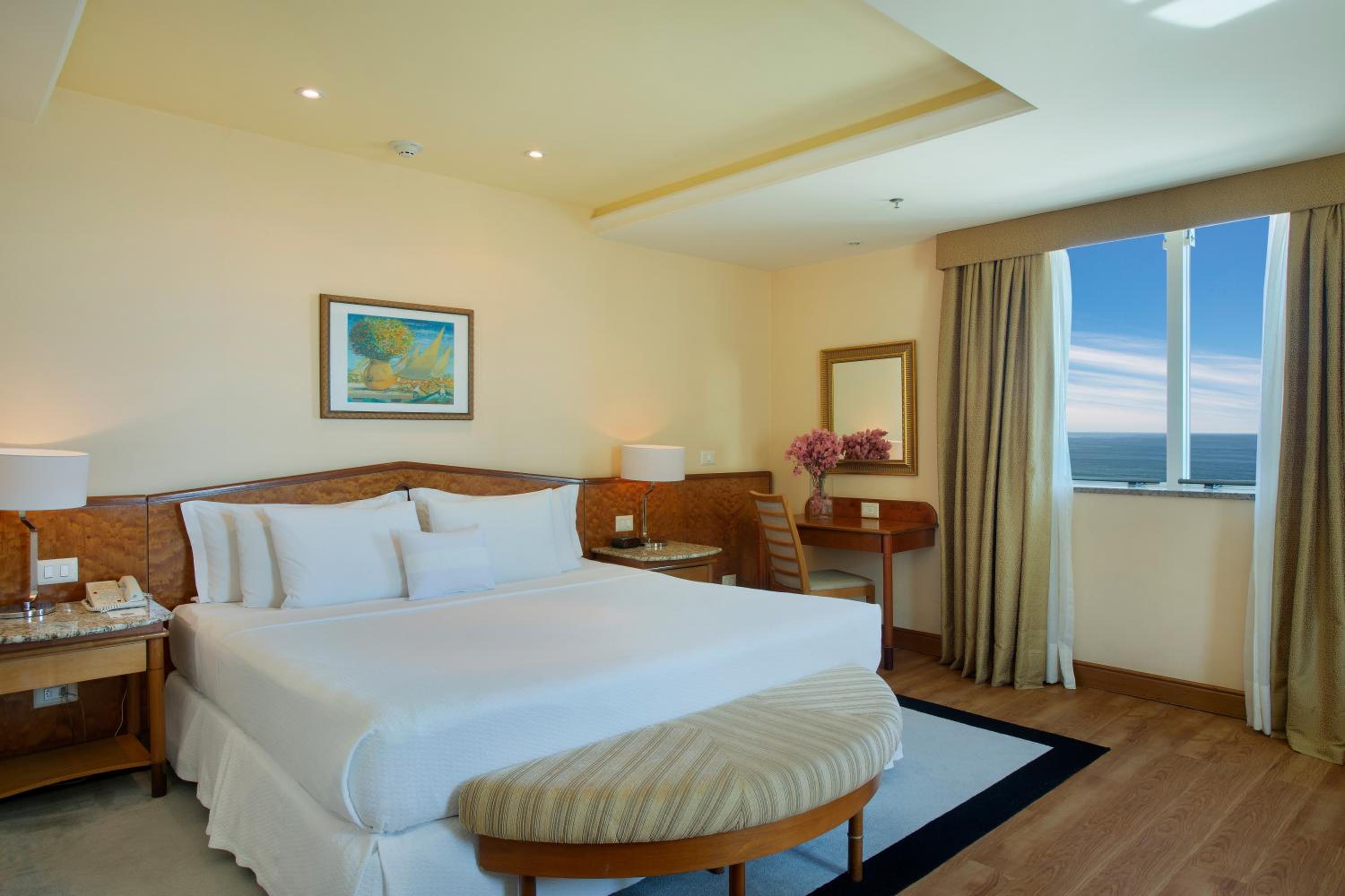 Deluxe Room thumbnail 5